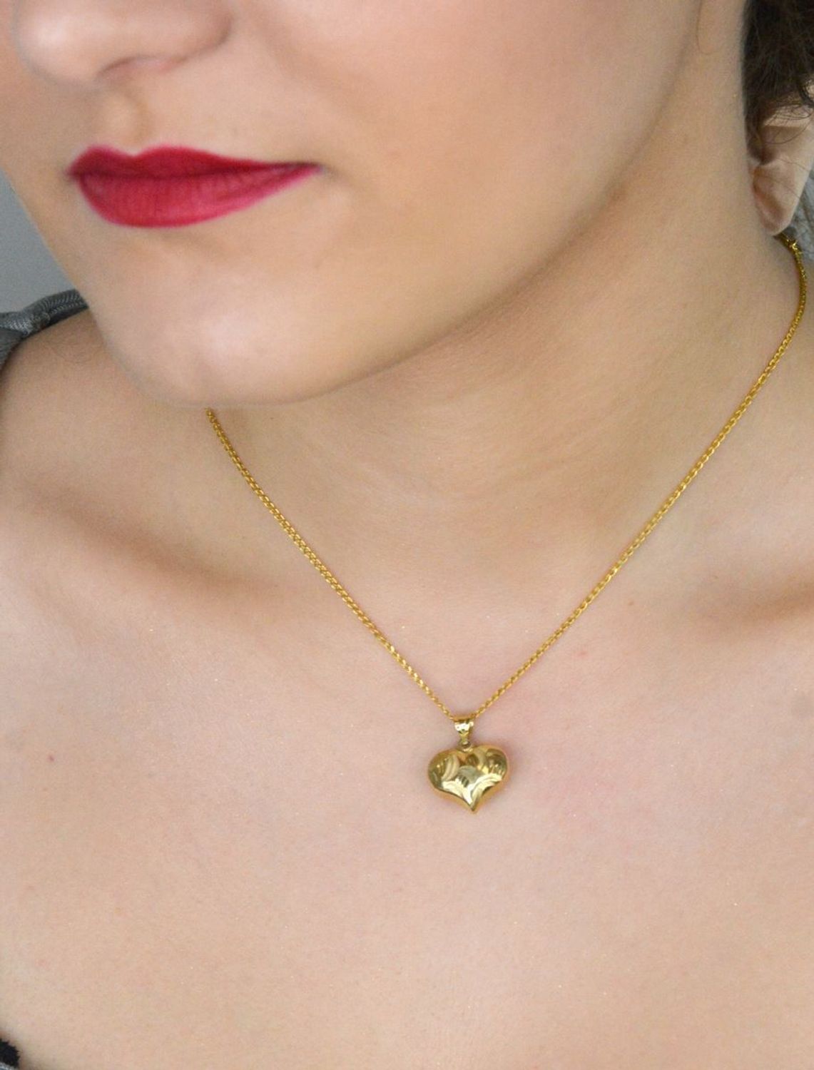 Złota zawieszka w kształcie serca z grawerunkiem. Elegancki i ponadczasowy dodatek, idealny na prezent dla każdej kobiety1.jpg