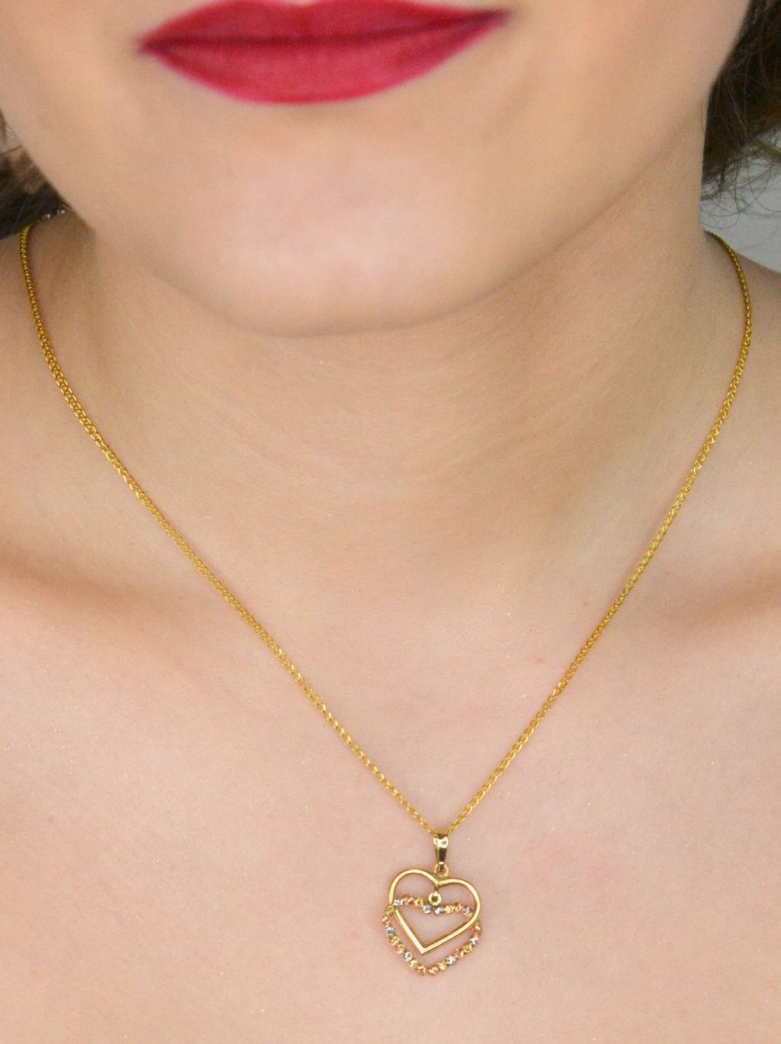 Zawieszka złota dwa serca pr 585, DIA-ZAW-10865-585  Złota zawieszka próby 585 o wadze 1,35 grama to elegancki i nowoczesny dodatek, który zachwyca subtelnością i oryginalnym designem.1.jpg