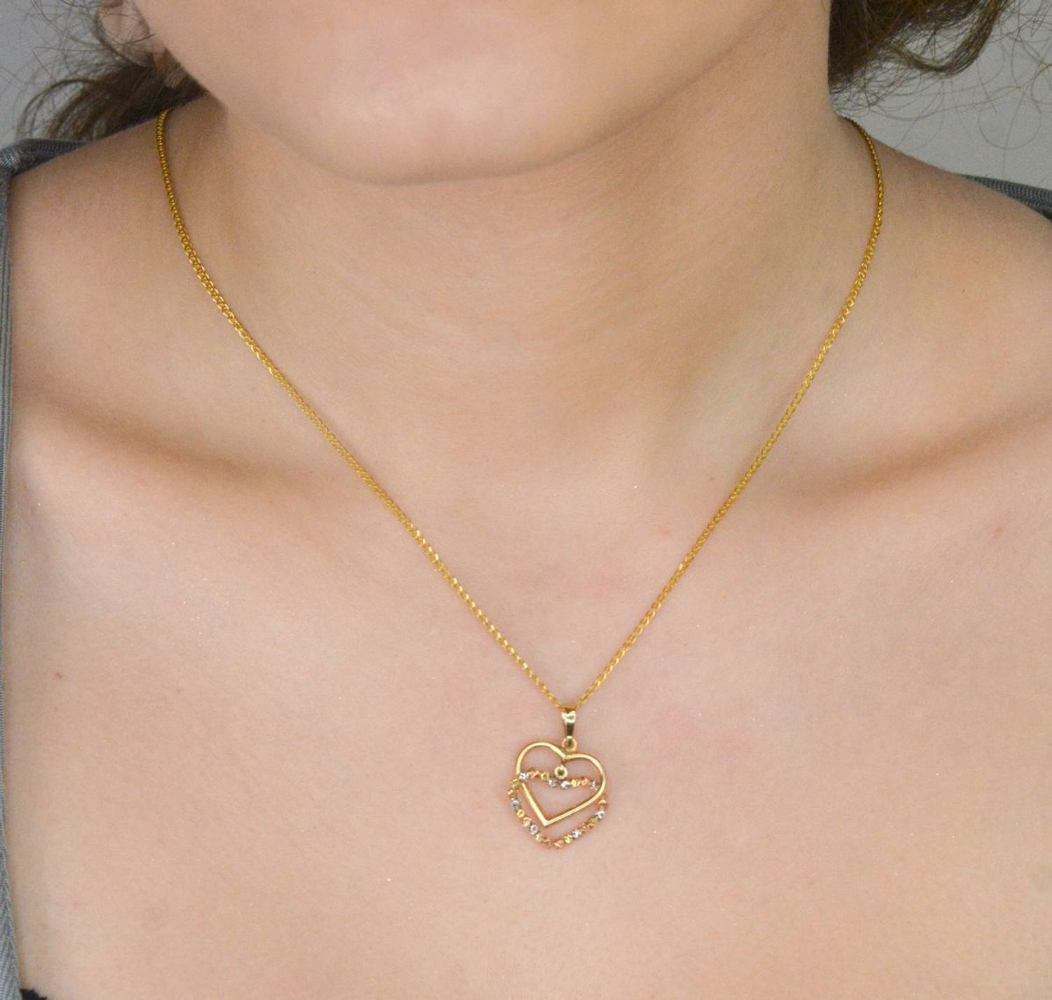 Zawieszka złota dwa serca pr 585, DIA-ZAW-10865-585  Złota zawieszka próby 585 o wadze 1,35 grama to elegancki i nowoczesny dodatek, który zachwyca subtelnością i oryginalnym designem.1.jpg