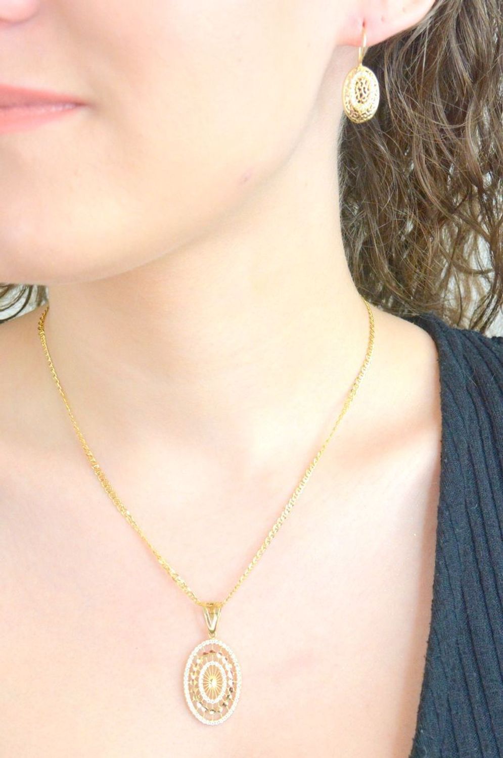 Złota zawieszka ażurowy owal z cyrkoniami próba 585 DIA-ZAW-10890-585. Duża zawieszka złota. Pokaźna złota biżuteria. Zawieszki złote. Prezent dla kobiety. Złota biżuteria. 1.jpg