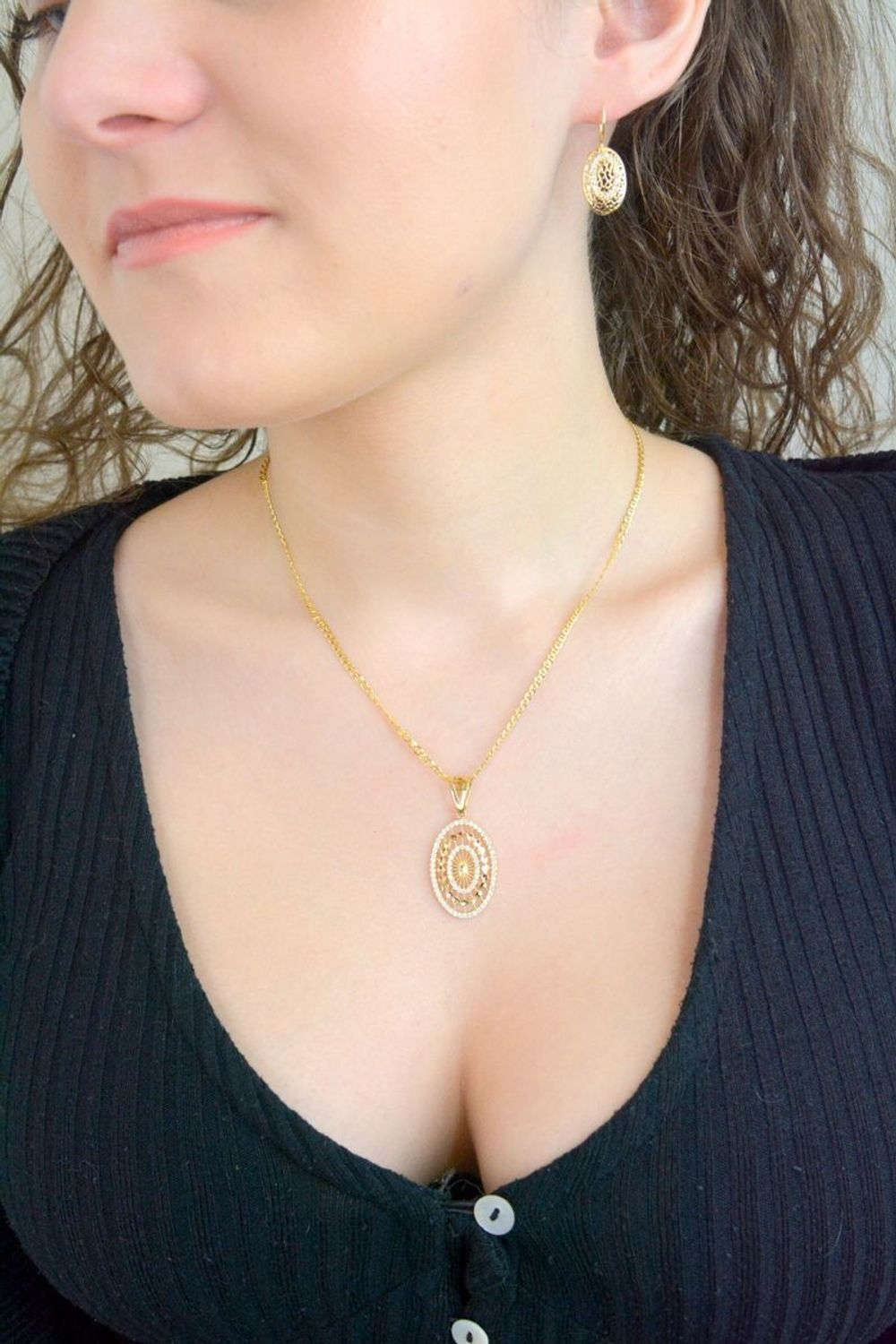 Złota zawieszka ażurowy owal z cyrkoniami próba 585 DIA-ZAW-10890-585. Duża zawieszka złota. Pokaźna złota biżuteria. Zawieszki złote. Prezent dla kobiety. Złota biżuteria. 1.jpg