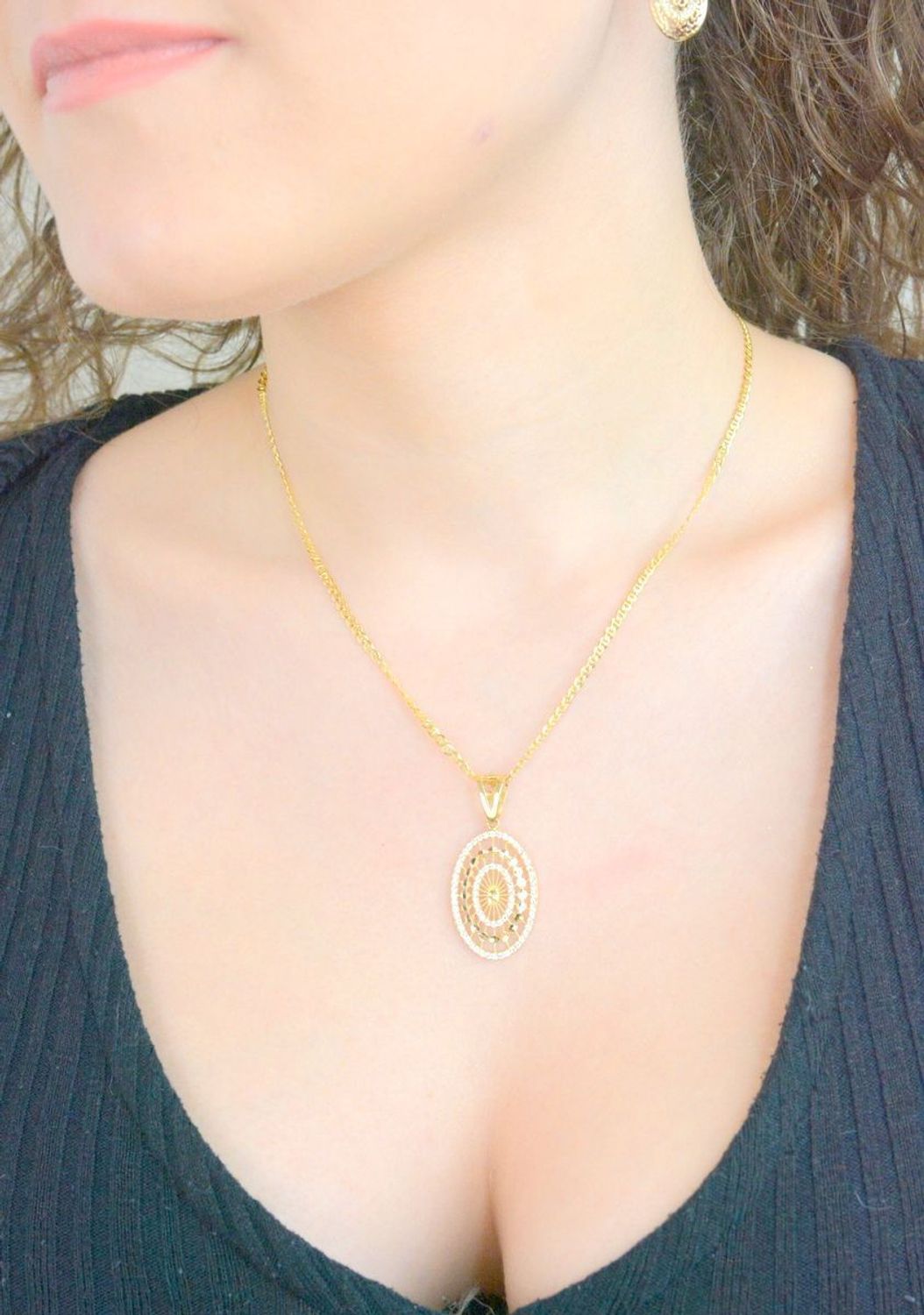 Złota zawieszka ażurowy owal z cyrkoniami próba 585 DIA-ZAW-10890-585. Duża zawieszka złota. Pokaźna złota biżuteria. Zawieszki złote. Prezent dla kobiety. Złota biżuteria. 1.jpg