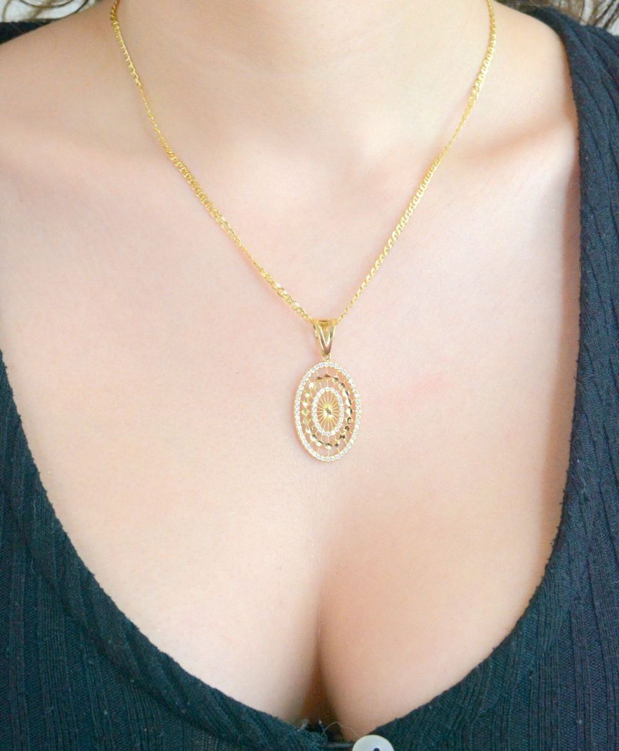 Złota zawieszka ażurowy owal z cyrkoniami próba 585 DIA-ZAW-10890-585. Duża zawieszka złota. Pokaźna złota biżuteria. Zawieszki złote. Prezent dla kobiety. Złota biżuteria. 1.jpg