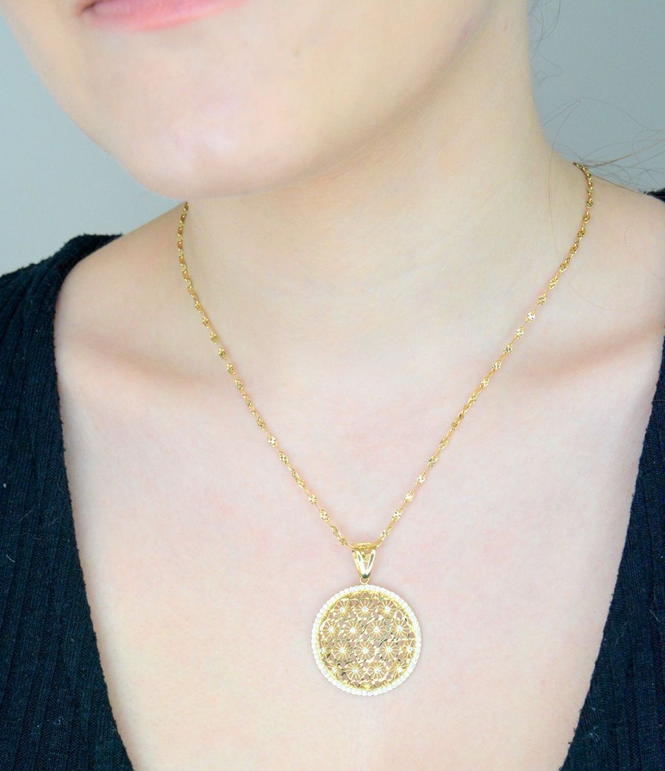 Zawieszka złote kółko ażurowe z cyrkoniami próba 585 DIA-ZAW-10891-585 Złoty wisiorek został wykonany z wysokiej jakości złota próby 585. 1.jpg