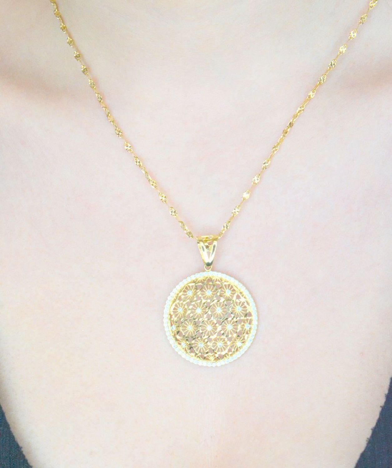 Zawieszka złote kółko ażurowe z cyrkoniami próba 585 DIA-ZAW-10891-585 Złoty wisiorek został wykonany z wysokiej jakości złota próby 585. 1.jpg