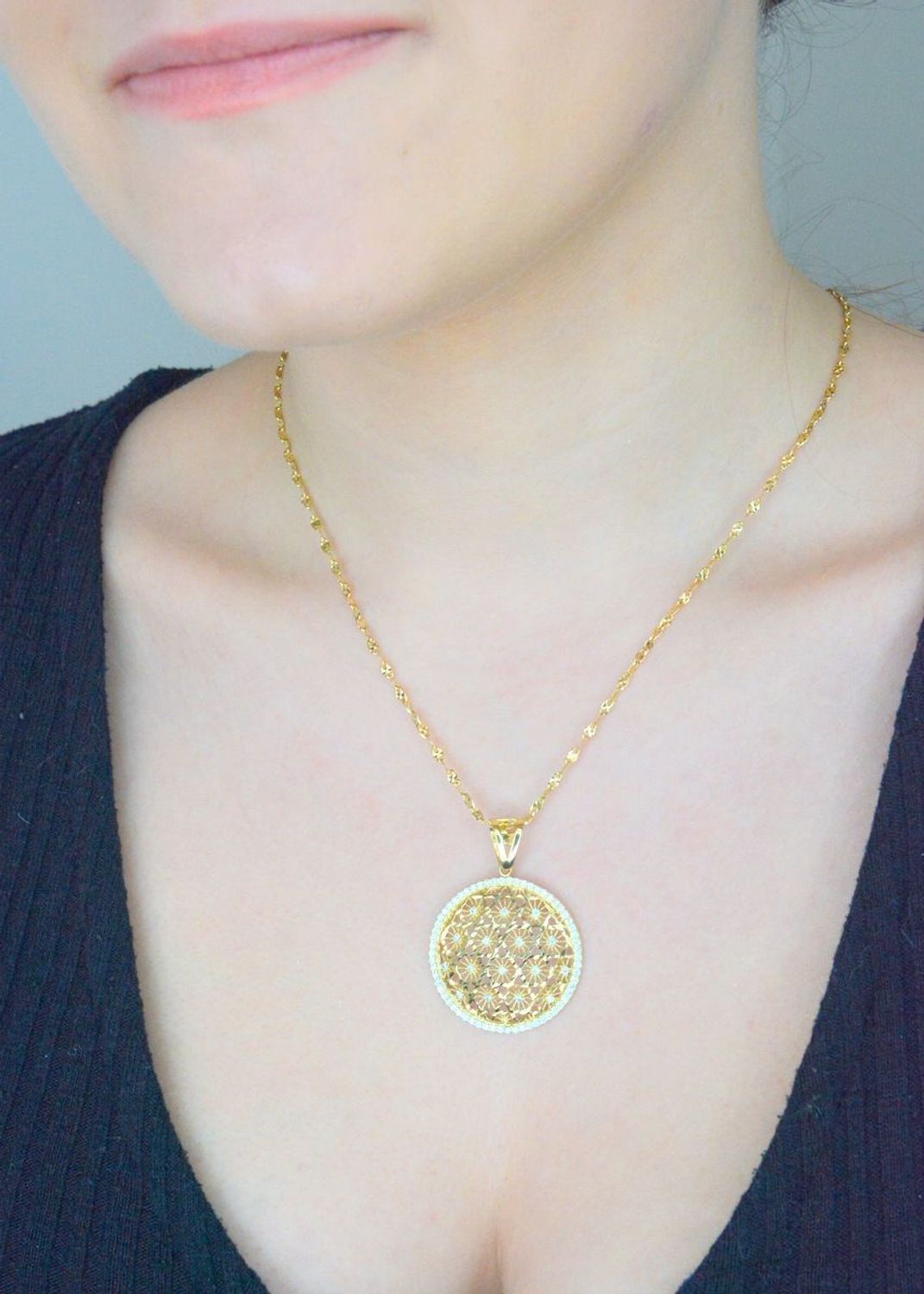 Zawieszka złote kółko ażurowe z cyrkoniami próba 585 DIA-ZAW-10891-585 Złoty wisiorek został wykonany z wysokiej jakości złota próby 585. 1.jpg