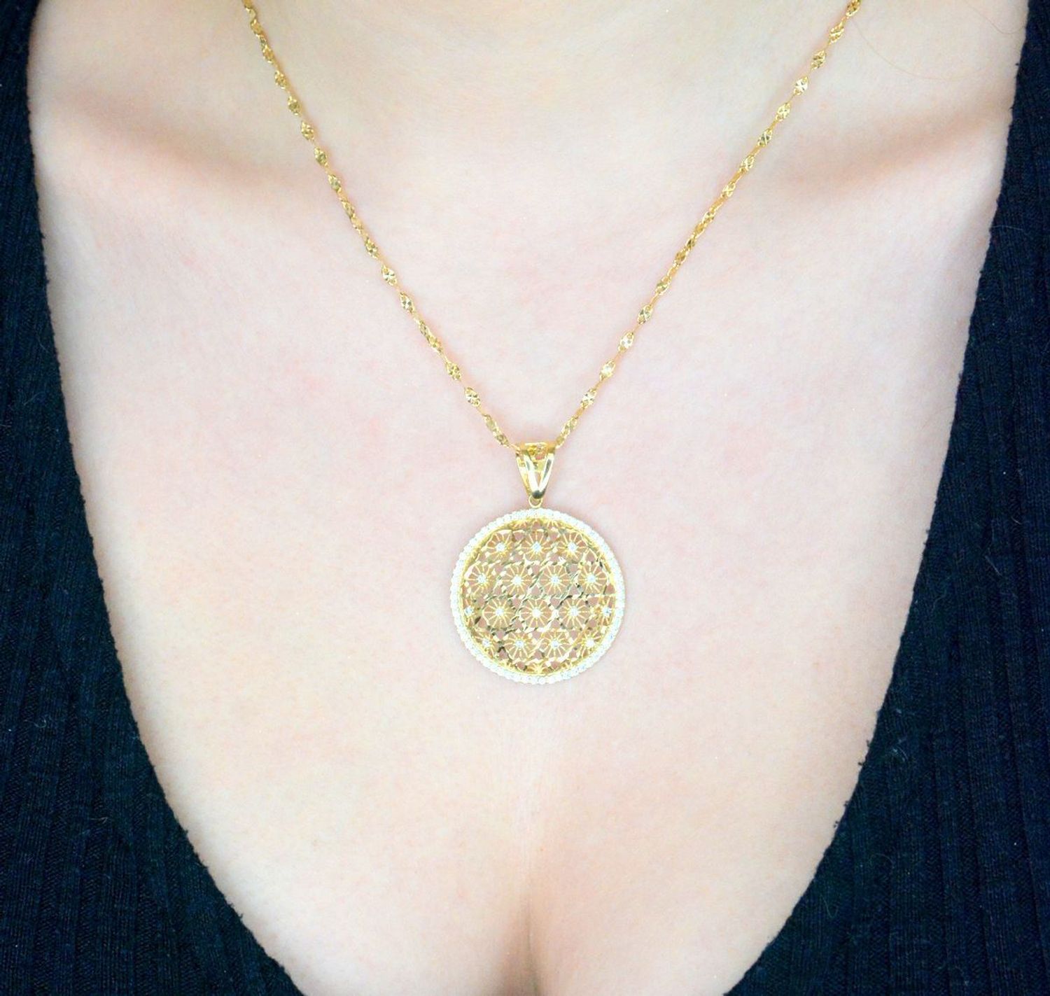 Zawieszka złote kółko ażurowe z cyrkoniami próba 585 DIA-ZAW-10891-585 Złoty wisiorek został wykonany z wysokiej jakości złota próby 585. 1.jpg