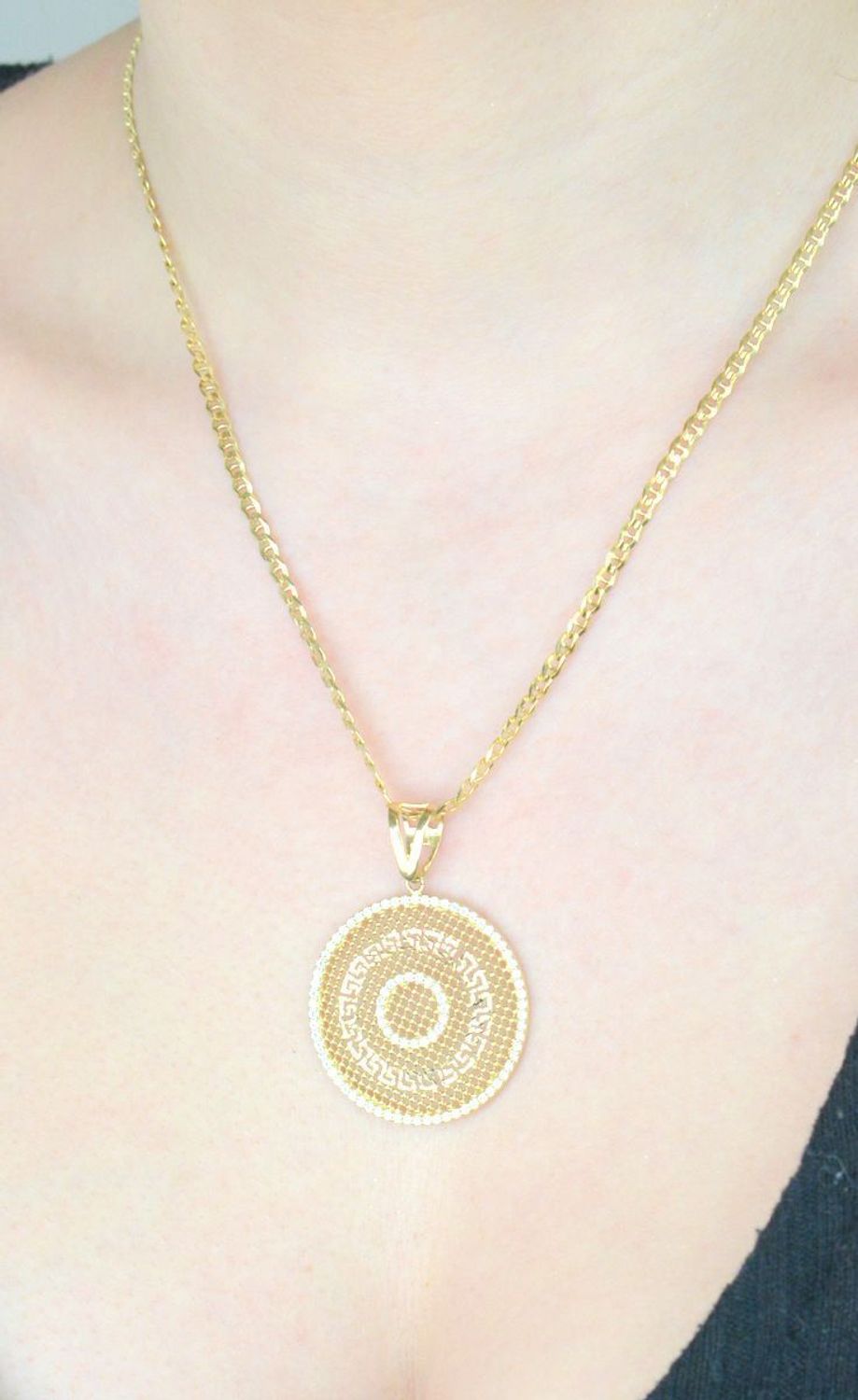 Złota zawieszka kółko z cyrkoniami, droga grecka próba 585 3 cm DIA-ZAW-10894-585. Złoty wisiorek został wykonany z wysokiej jakości złota próby 585. Zawieszka duża złota. Złota zawieszka na1.jpg