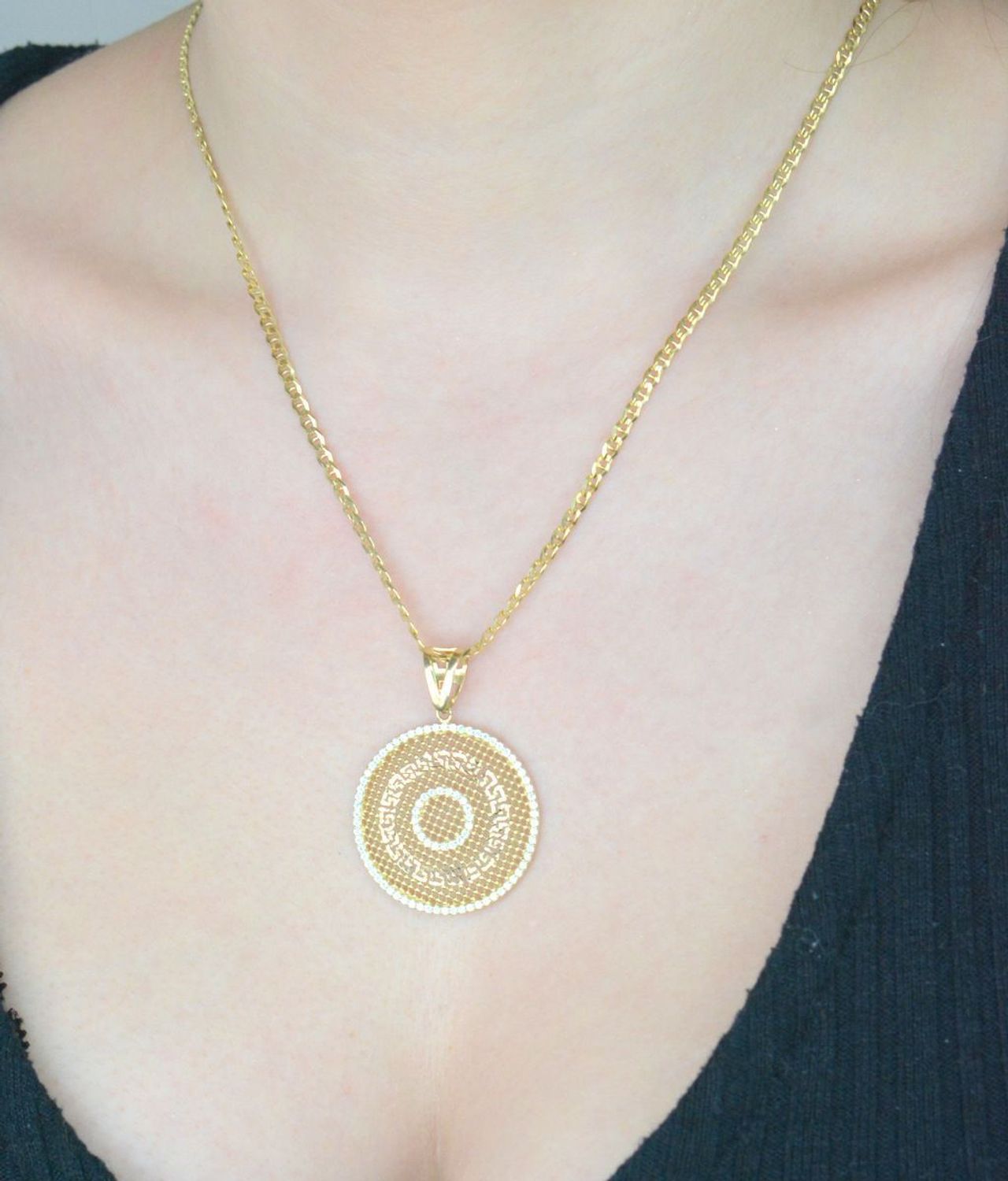 Złota zawieszka kółko z cyrkoniami, droga grecka próba 585 3 cm DIA-ZAW-10894-585. Złoty wisiorek został wykonany z wysokiej jakości złota próby 585. Zawieszka duża złota. Złota zawieszka na1.jpg