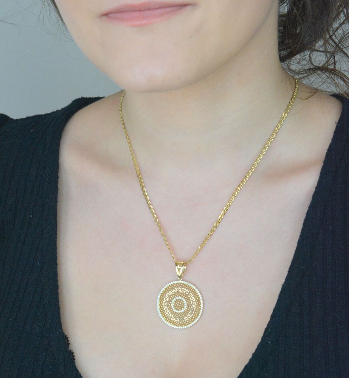 Złota zawieszka kółko z cyrkoniami, droga grecka próba 585 3 cm DIA-ZAW-10894-585. Złoty wisiorek został wykonany z wysokiej jakości złota próby 585. Zawieszka duża złota. Złota zawieszka na1.jpg