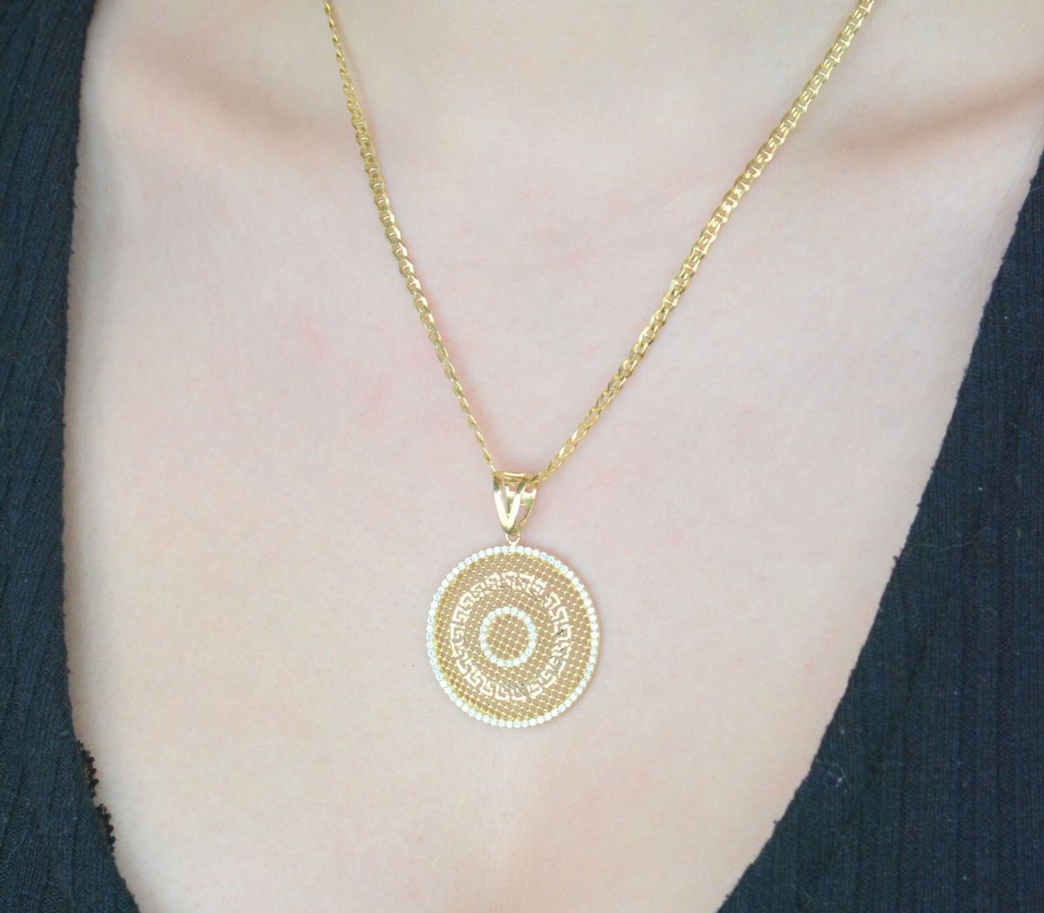 Złota zawieszka kółko z cyrkoniami, droga grecka próba 585 3 cm DIA-ZAW-10894-585. Złoty wisiorek został wykonany z wysokiej jakości złota próby 585. Zawieszka duża złota. Złota zawieszka na1.jpg