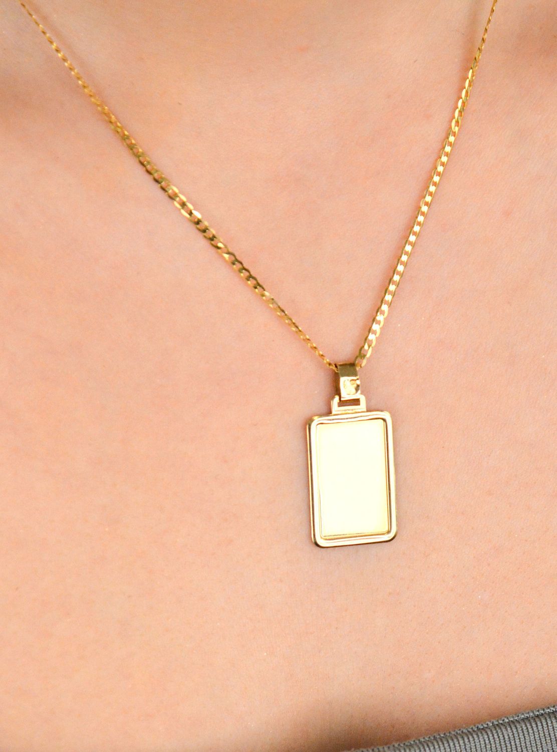 Zawieszka złota blaszka prostokątna pr 585, DIA-ZAW-10904-585. Zawieszka złota w formie prostokątnej blaszki, wykonana z wysokiej jakości złota próby 585, to elegancka1.jpg