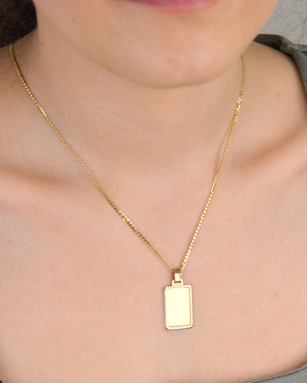 Zawieszka złota blaszka prostokątna pr 585, DIA-ZAW-10904-585. Zawieszka złota w formie prostokątnej blaszki, wykonana z wysokiej jakości złota próby 585, to elegancka1.jpg