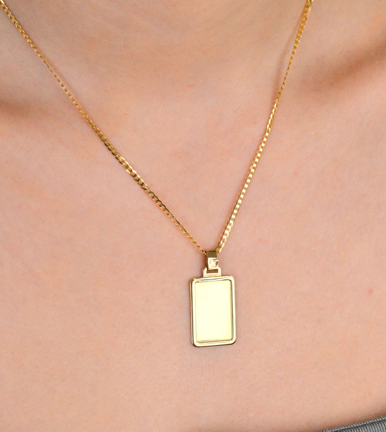 Zawieszka złota blaszka prostokątna pr 585, DIA-ZAW-10904-585. Zawieszka złota w formie prostokątnej blaszki, wykonana z wysokiej jakości złota próby 585, to elegancka1.jpg