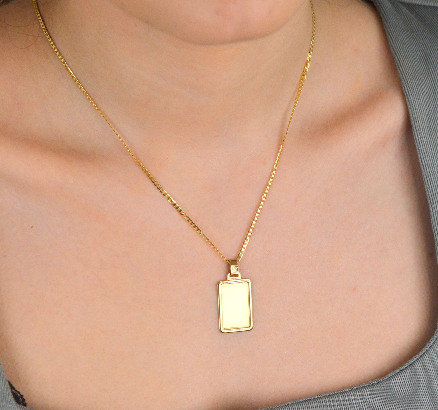 Zawieszka złota blaszka prostokątna pr 585, DIA-ZAW-10904-585. Zawieszka złota w formie prostokątnej blaszki, wykonana z wysokiej jakości złota próby 585, to elegancka1.jpg