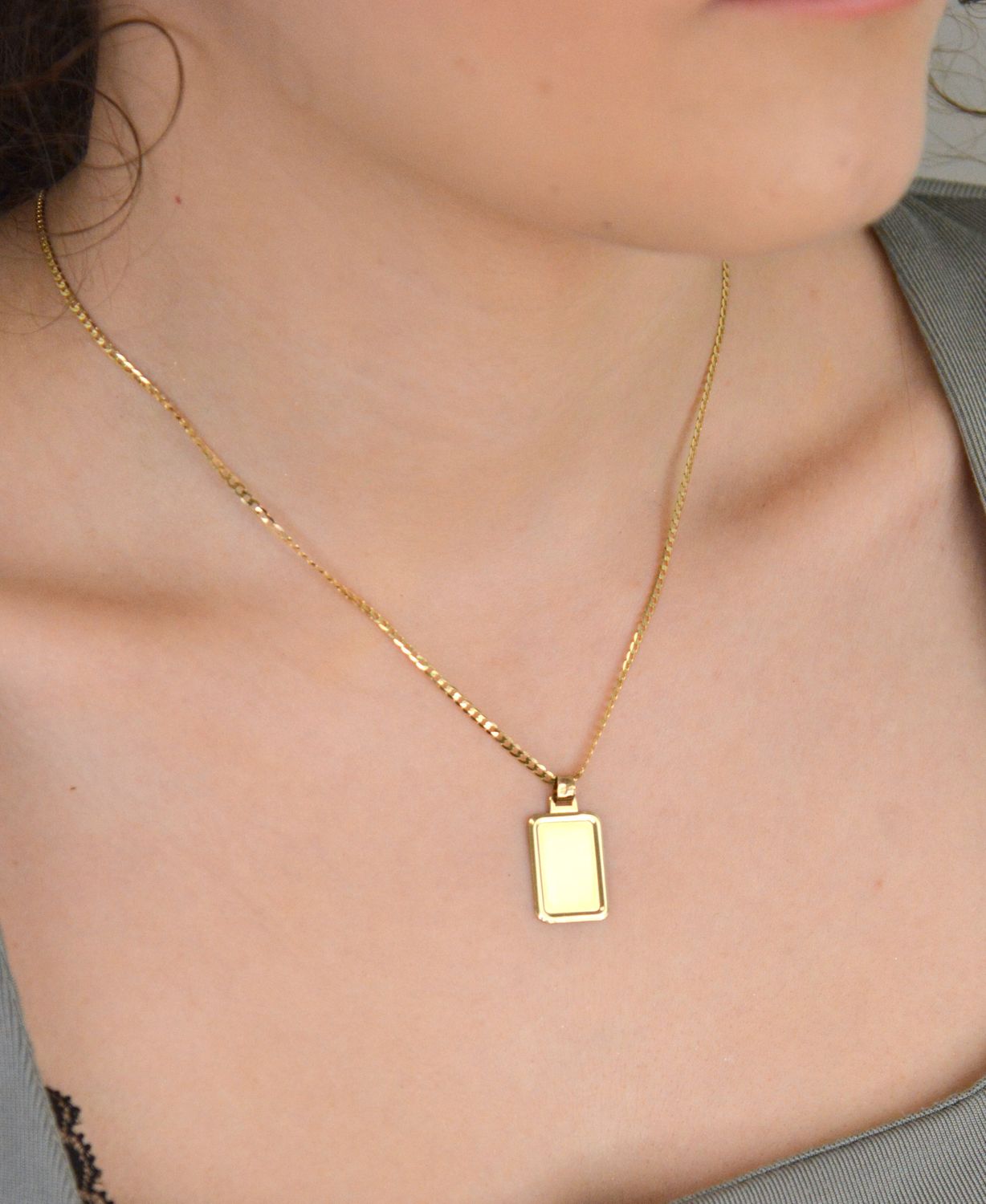 Zawieszka złota blaszka prostokątna pr 585, DIA-ZAW-10905-585 Zawieszka złota w formie prostokątnej blaszki, wykonana z wysokiej jakości złota próby 585, to 1.jpg