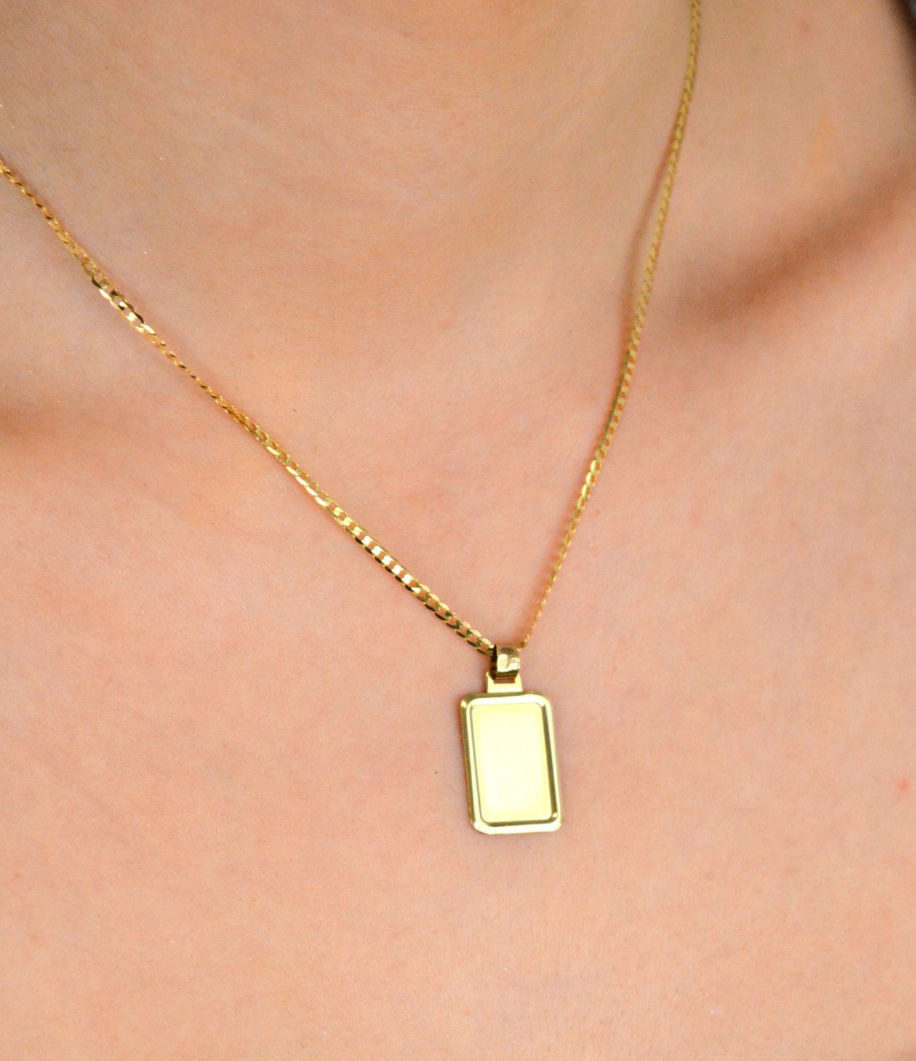 Zawieszka złota blaszka prostokątna pr 585, DIA-ZAW-10905-585 Zawieszka złota w formie prostokątnej blaszki, wykonana z wysokiej jakości złota próby 585, to 1.jpg