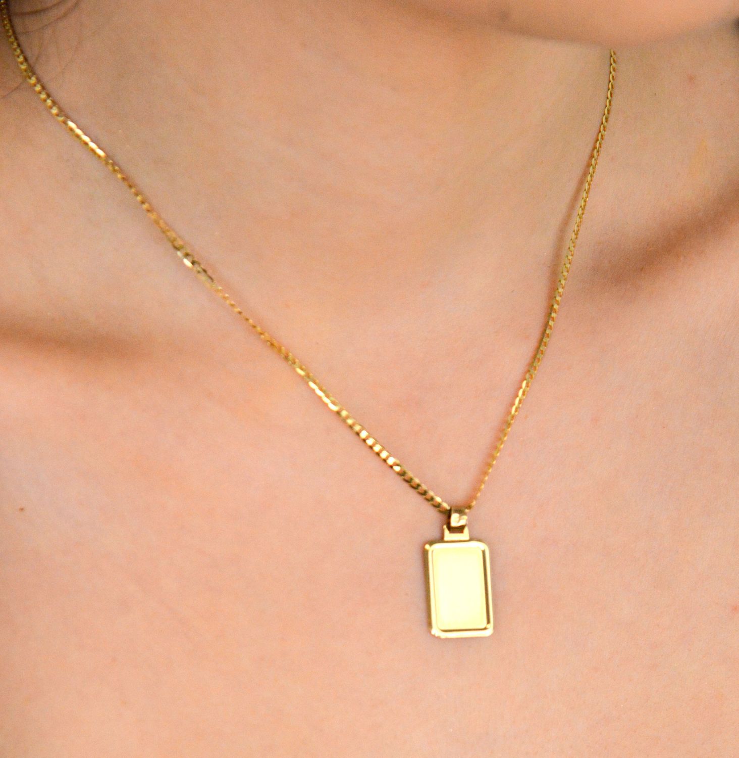 Zawieszka złota blaszka prostokątna pr 585, DIA-ZAW-10905-585 Zawieszka złota w formie prostokątnej blaszki, wykonana z wysokiej jakości złota próby 585, to 1.jpg