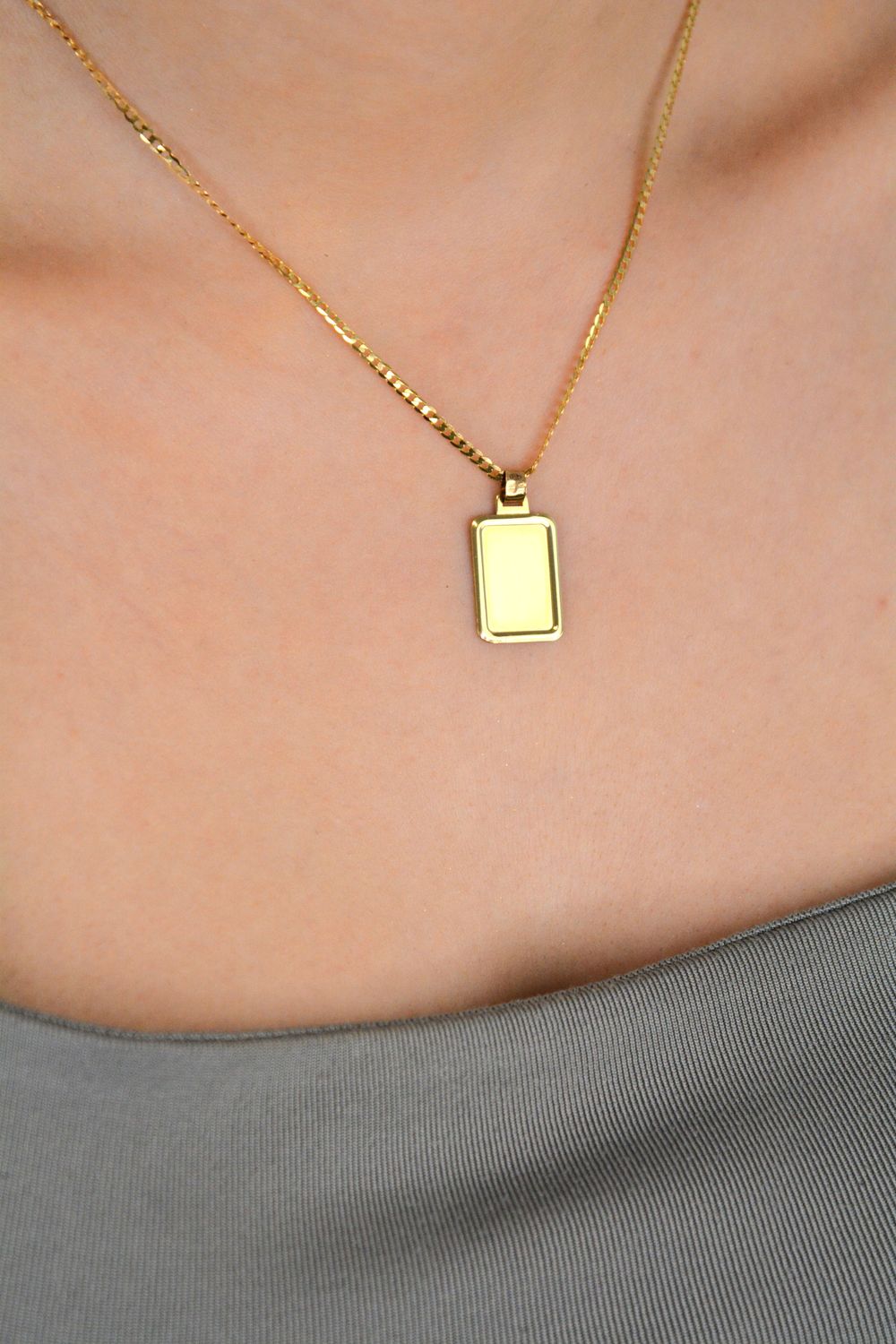 Zawieszka złota blaszka prostokątna pr 585, DIA-ZAW-10905-585 Zawieszka złota w formie prostokątnej blaszki, wykonana z wysokiej jakości złota próby 585, to 1.jpg