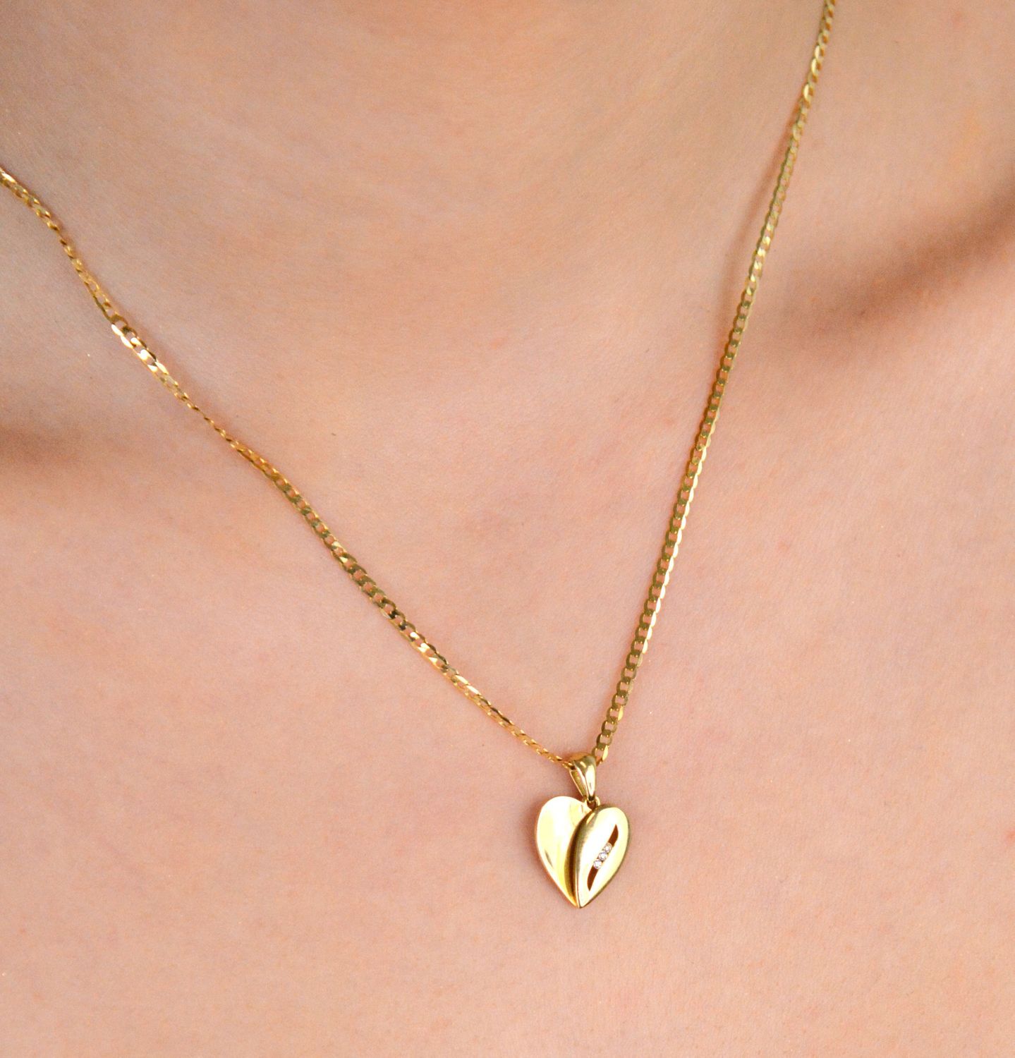 Zawieszka złota serce pr 585, DIA-ZAW-10907-585  Zawieszka wykonana z żółtego 14 karatowego złota w formie serca. Idealny pomysł na prezent. Biżuteria w formie serca, to pomysł na wyjątkowy 1.jpg