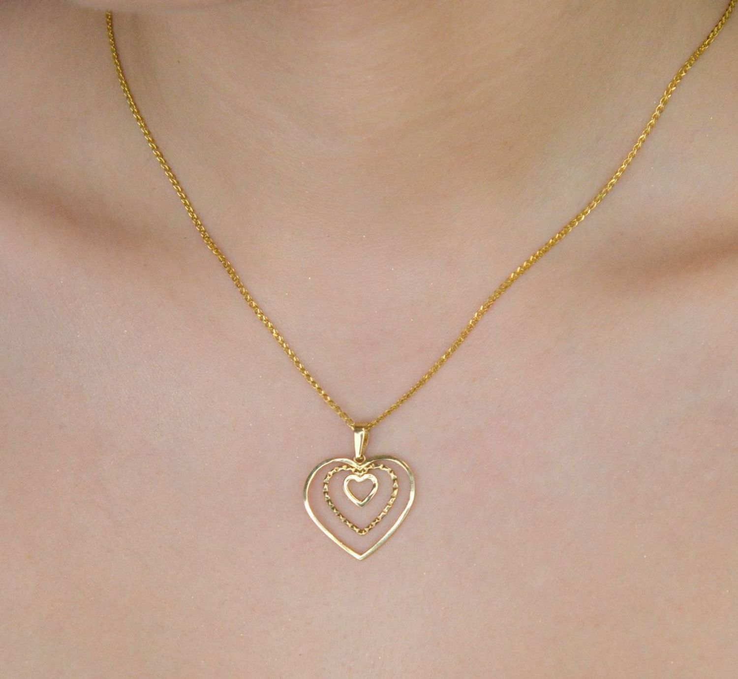 Zawieszka złota trzy serca pr 585, DIA-ZAW-10910-585 Zawieszka w kształcie serca, wykonana z wysokiej jakości złota próby 585, to elegancka i subtelna biżuteria, 1.jpg