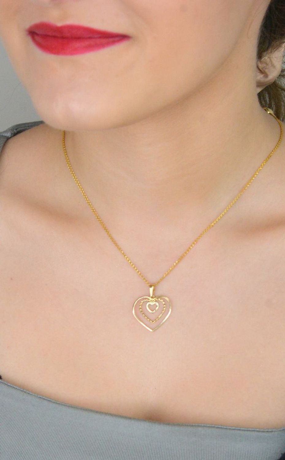 Zawieszka złota trzy serca pr 585, DIA-ZAW-10910-585 Zawieszka w kształcie serca, wykonana z wysokiej jakości złota próby 585, to elegancka i subtelna biżuteria, 1.jpg