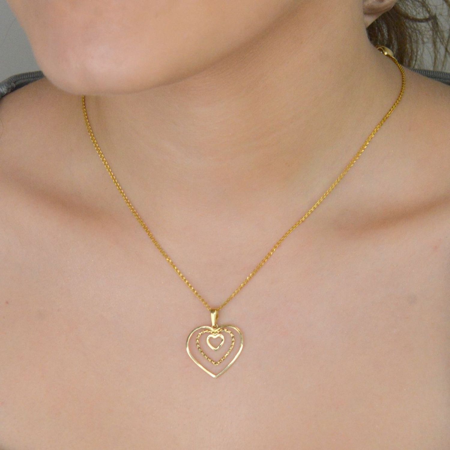 Zawieszka złota trzy serca pr 585, DIA-ZAW-10910-585 Zawieszka w kształcie serca, wykonana z wysokiej jakości złota próby 585, to elegancka i subtelna biżuteria, 1.jpg