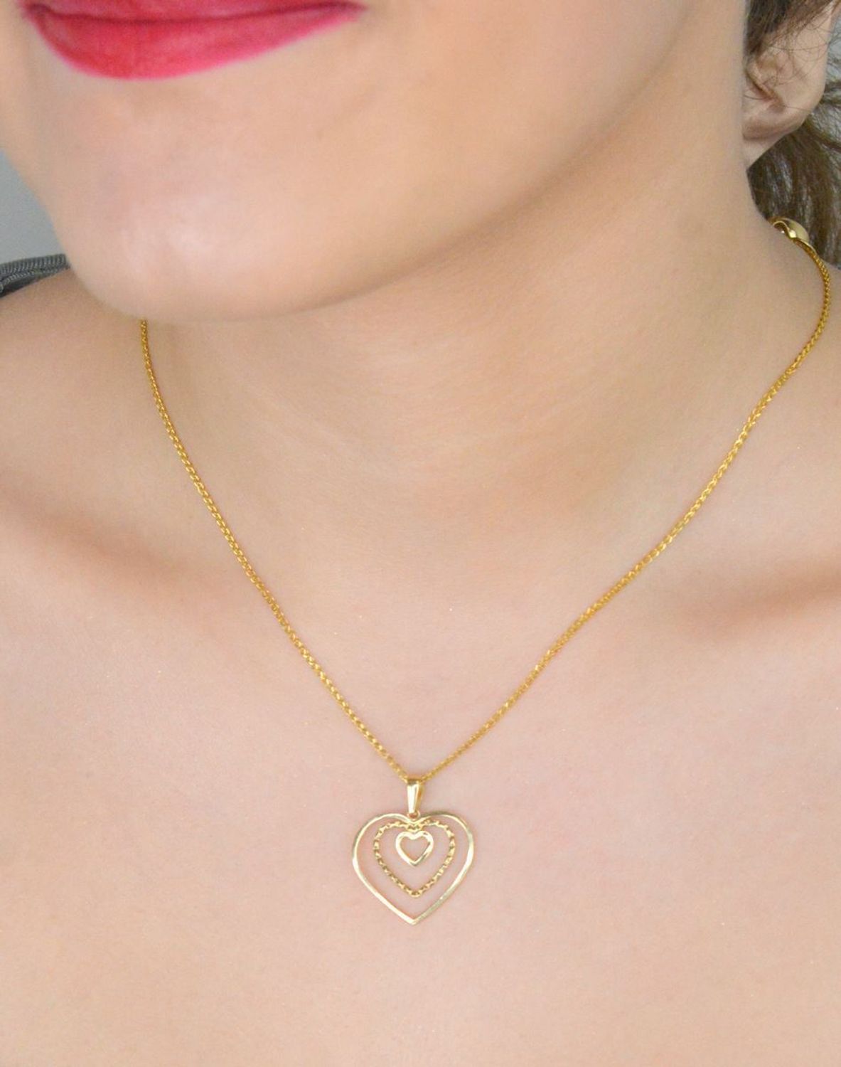 Zawieszka złota trzy serca pr 585, DIA-ZAW-10910-585 Zawieszka w kształcie serca, wykonana z wysokiej jakości złota próby 585, to elegancka i subtelna biżuteria, 1.jpg