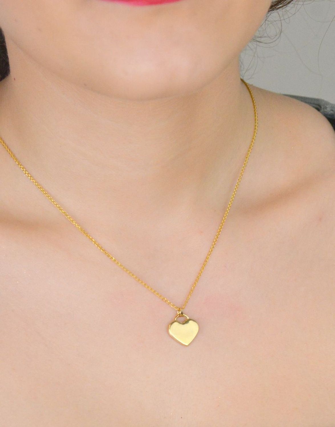 Zawieszka złota serce gładkie pr 585, DIA-ZAW-10993-585 Złota zawieszka próby 585 o wadze 0,85 grama w kształcie gładkiego serca to elegancki i ponadczasowy dodatek1.jpg