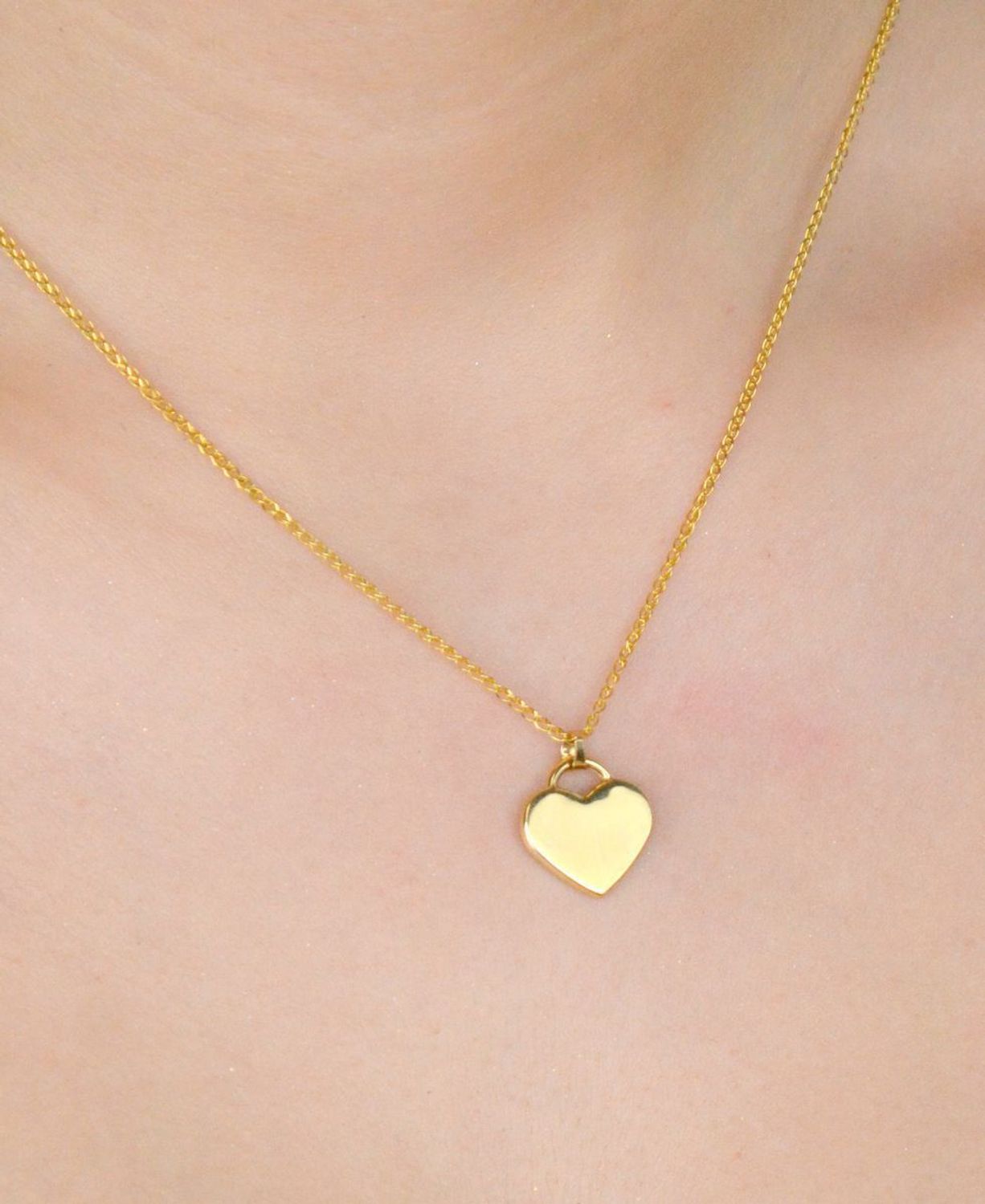 Zawieszka złota serce gładkie pr 585, DIA-ZAW-10993-585 Złota zawieszka próby 585 o wadze 0,85 grama w kształcie gładkiego serca to elegancki i ponadczasowy dodatek1.jpg