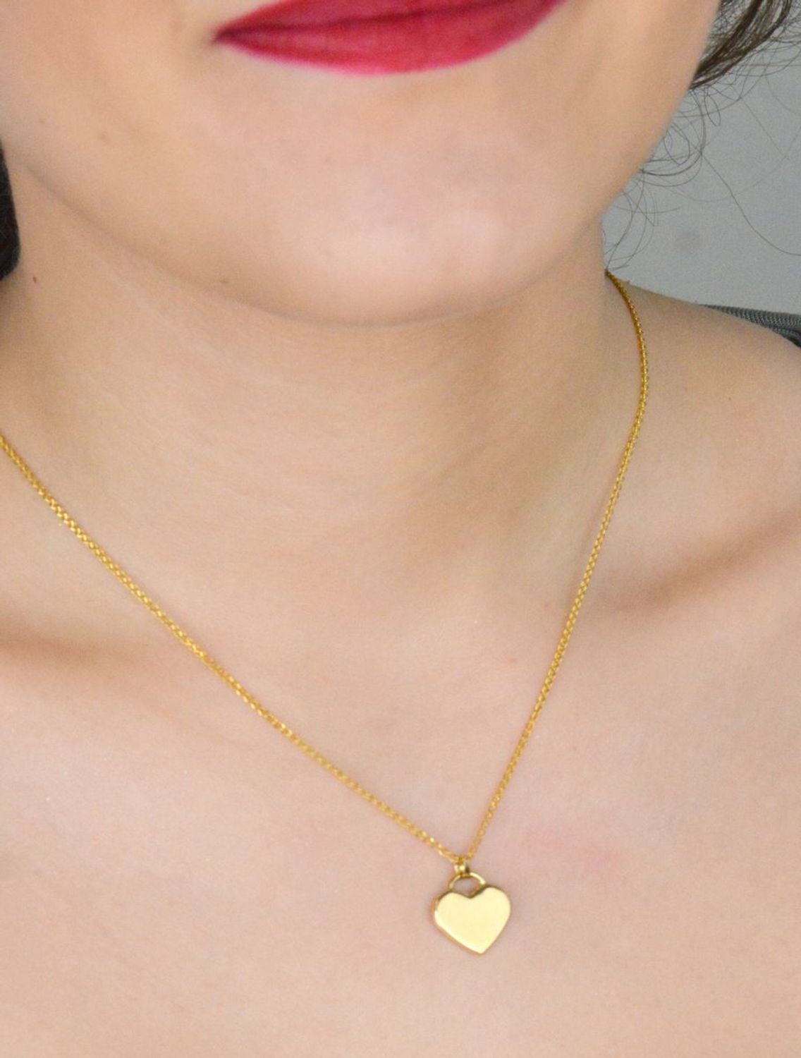 Zawieszka złota serce gładkie pr 585, DIA-ZAW-10993-585 Złota zawieszka próby 585 o wadze 0,85 grama w kształcie gładkiego serca to elegancki i ponadczasowy dodatek1.jpg