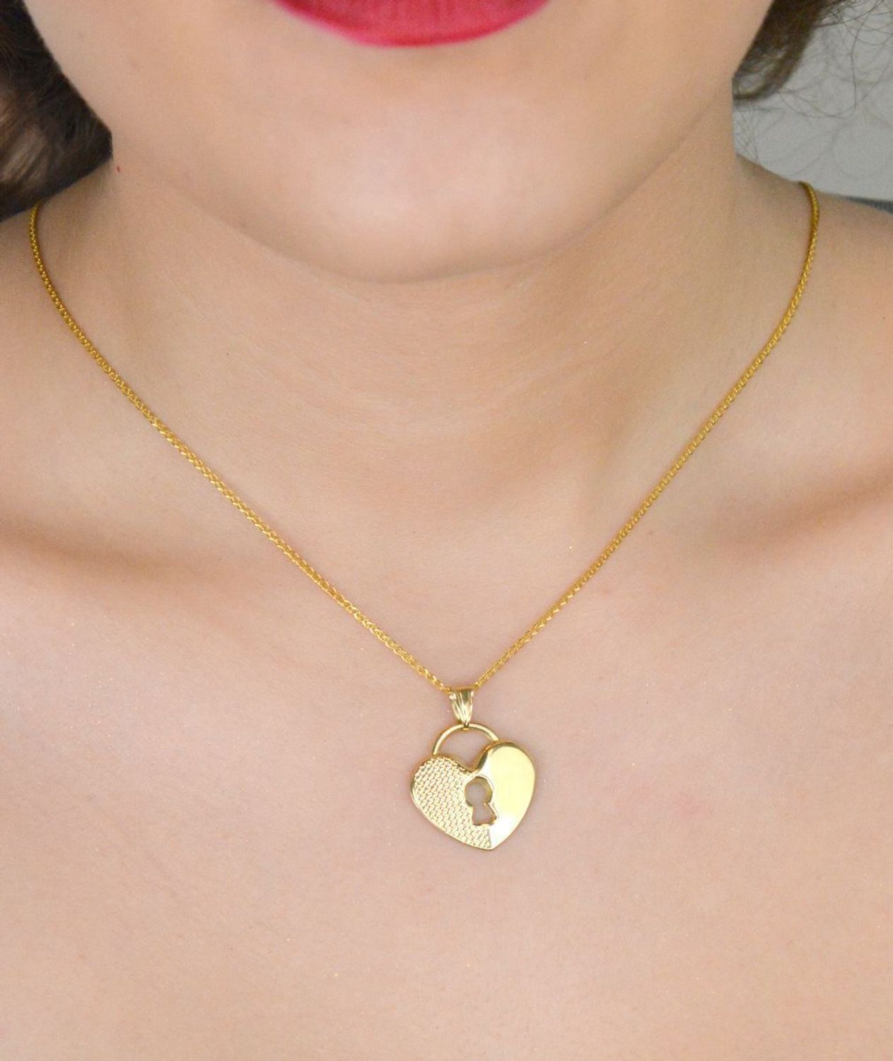 Zawieszka w kształcie serca z kluczykiem pr 585, DIA-ZAW-10994-585 Zawieszka w kształcie serca z kluczykiem wykonana z wysokiej jakości złota próby 585 2.jpg