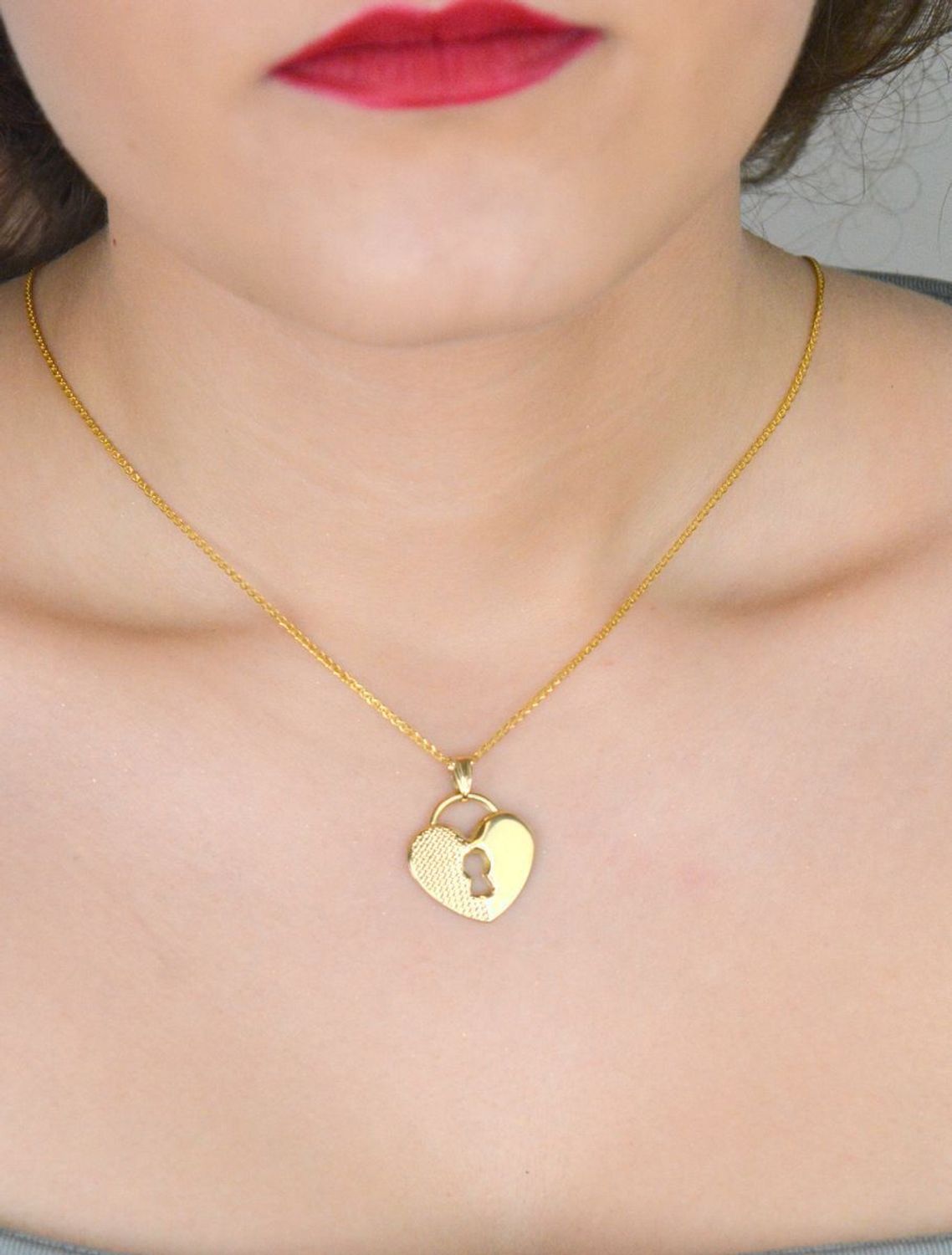 Zawieszka w kształcie serca z kluczykiem pr 585, DIA-ZAW-10994-585 Zawieszka w kształcie serca z kluczykiem wykonana z wysokiej jakości złota próby 585 2.jpg