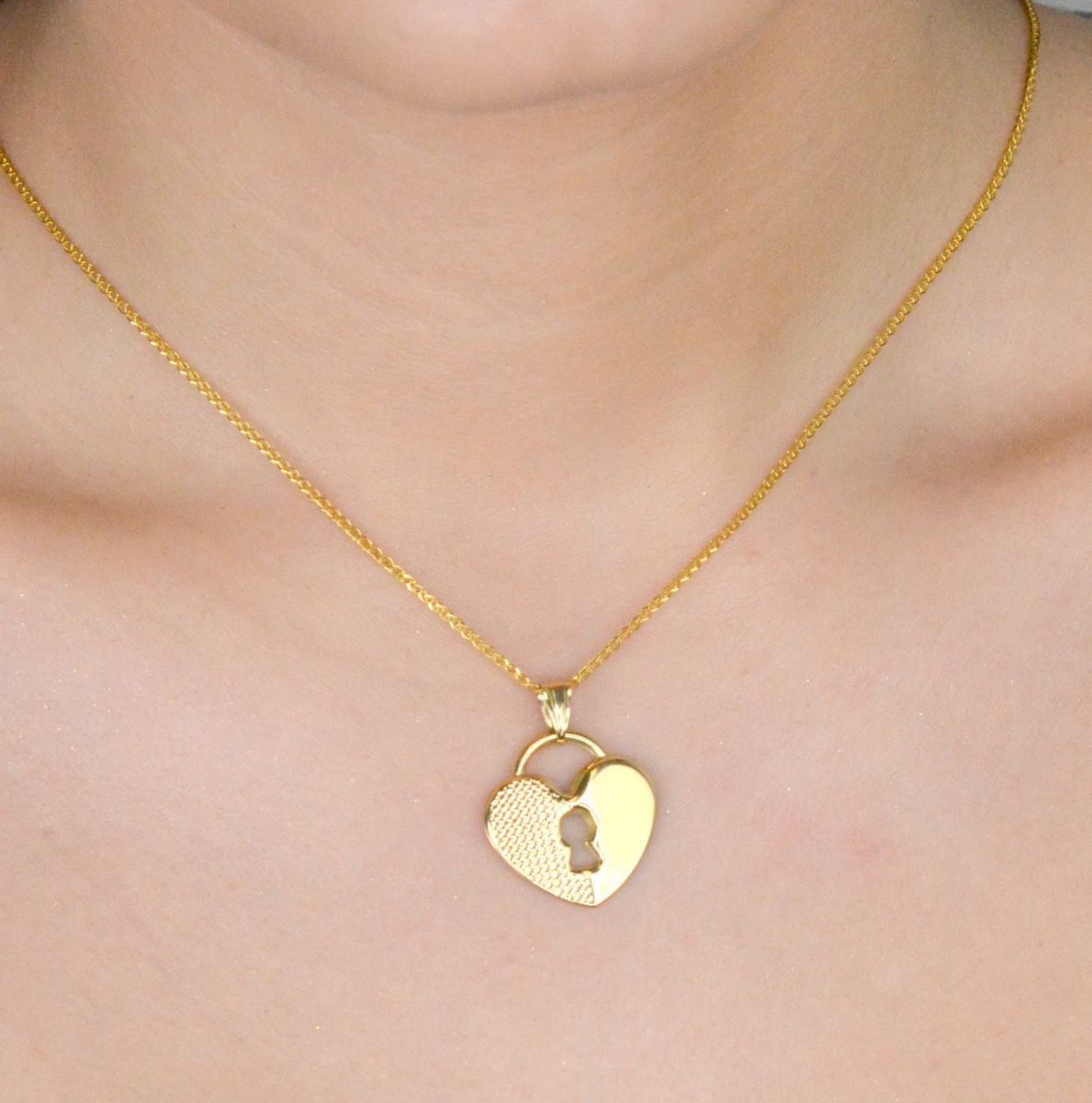 Zawieszka w kształcie serca z kluczykiem pr 585, DIA-ZAW-10994-585 Zawieszka w kształcie serca z kluczykiem wykonana z wysokiej jakości złota próby 585 2.jpg