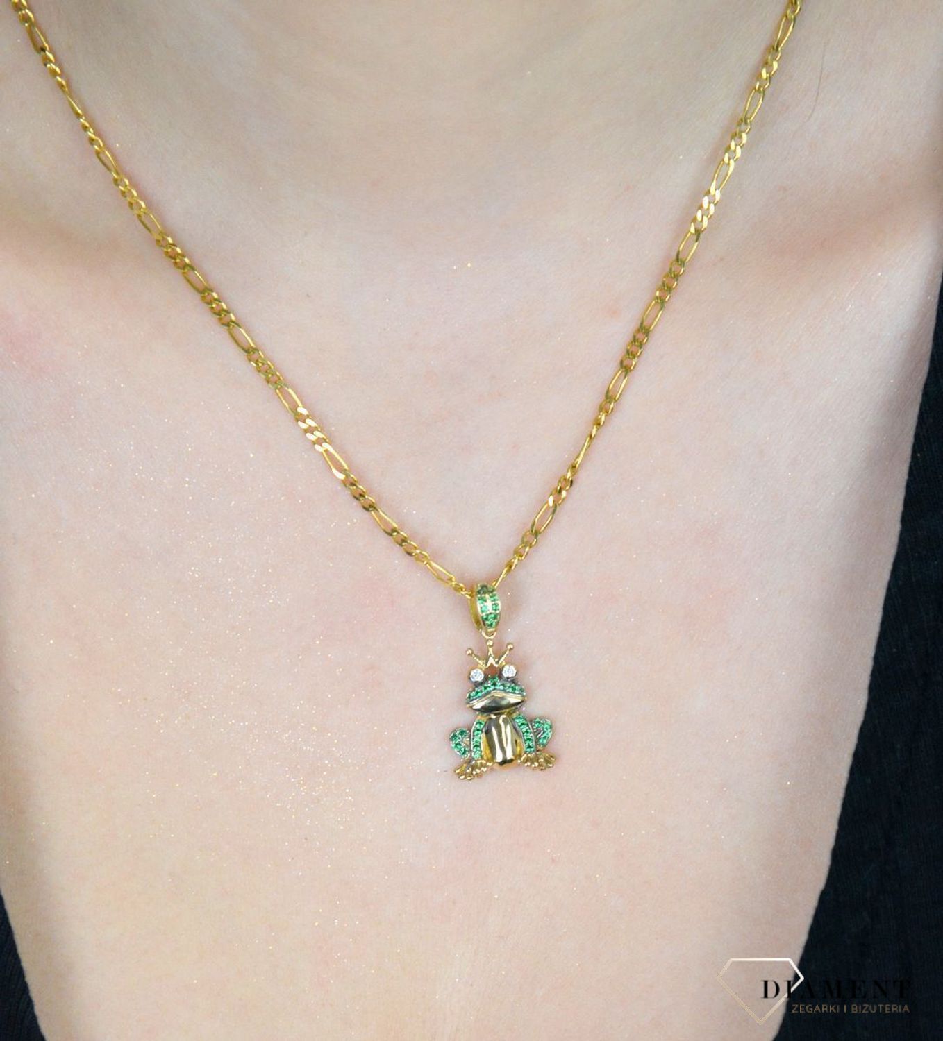 Zawieszka złota żaba z zielonymi cyrkoniami pr 585, DIA-ZAW-11004-585. Zawieszka w kształcie żaby, wykonana z wysokiej jakości złota próby 585, to elegancka i oryginalna biżuteria, 2.jpg