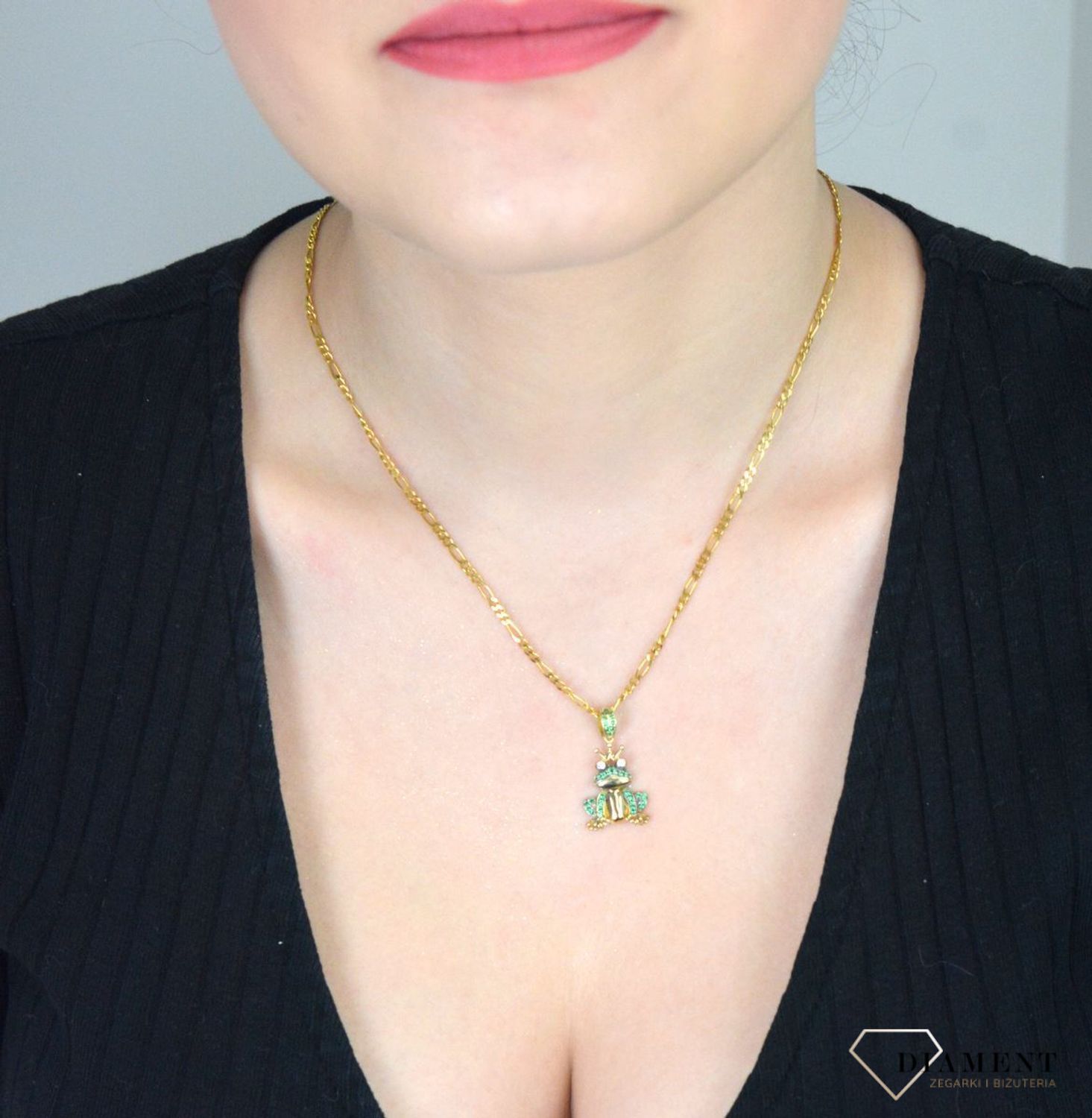 Zawieszka złota żaba z zielonymi cyrkoniami pr 585, DIA-ZAW-11004-585. Zawieszka w kształcie żaby, wykonana z wysokiej jakości złota próby 585, to elegancka i oryginalna biżuteria, 2.jpg