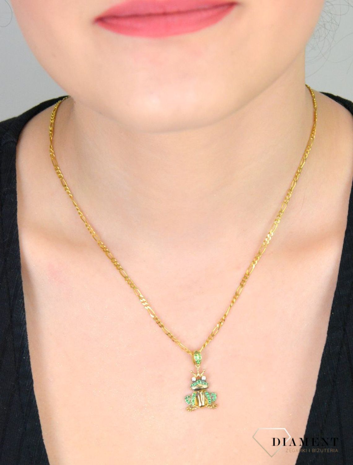 Zawieszka złota żaba z zielonymi cyrkoniami pr 585, DIA-ZAW-11004-585. Zawieszka w kształcie żaby, wykonana z wysokiej jakości złota próby 585, to elegancka i oryginalna biżuteria, 2.jpg