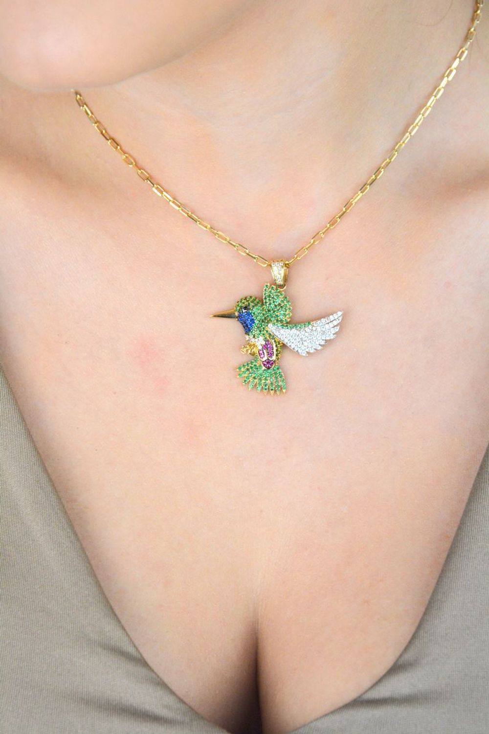 Złota zawieszka damska próba 585 w kształcie kolibra, ozdobiona kolorowymi cyrkoniami. Wymiary 3,7 cm x 4 cm, waga 4,51 g. Radość i szczęście w eleganckiej biżuterii.1.jpg