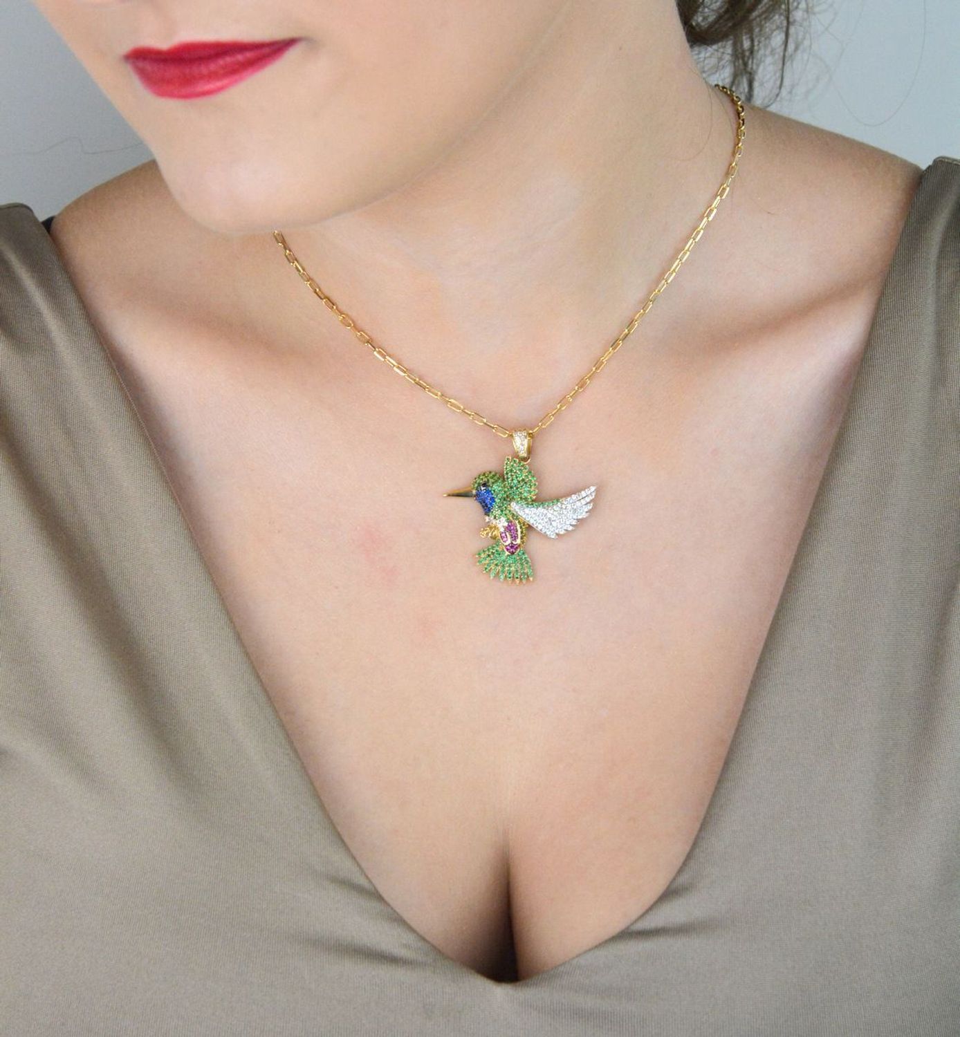 Złota zawieszka damska próba 585 w kształcie kolibra, ozdobiona kolorowymi cyrkoniami. Wymiary 3,7 cm x 4 cm, waga 4,51 g. Radość i szczęście w eleganckiej biżuterii.1.jpg