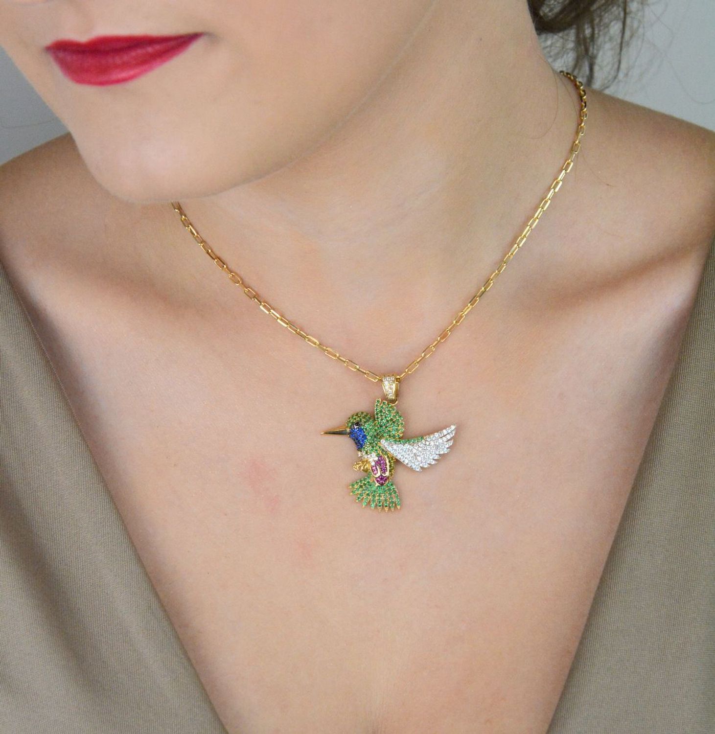 Złota zawieszka damska próba 585 w kształcie kolibra, ozdobiona kolorowymi cyrkoniami. Wymiary 3,7 cm x 4 cm, waga 4,51 g. Radość i szczęście w eleganckiej biżuterii.1.jpg