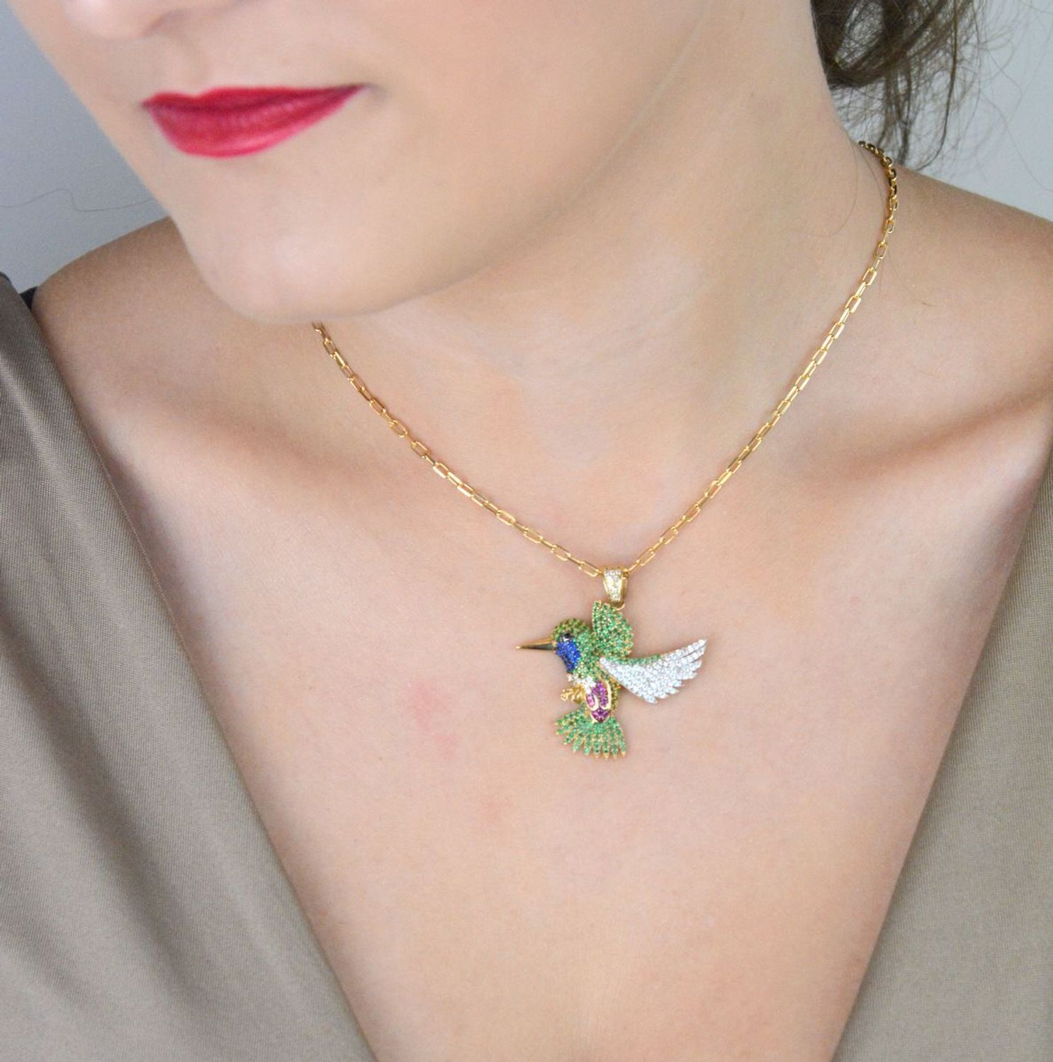 Złota zawieszka damska próba 585 w kształcie kolibra, ozdobiona kolorowymi cyrkoniami. Wymiary 3,7 cm x 4 cm, waga 4,51 g. Radość i szczęście w eleganckiej biżuterii.1.jpg