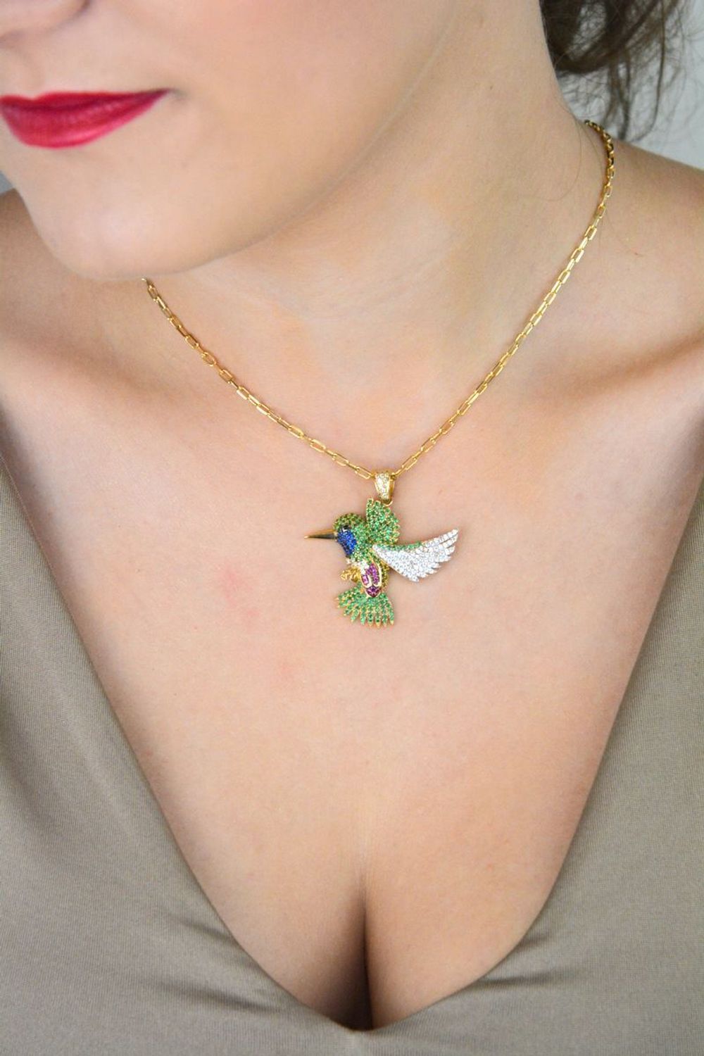 Złota zawieszka damska próba 585 w kształcie kolibra, ozdobiona kolorowymi cyrkoniami. Wymiary 3,7 cm x 4 cm, waga 4,51 g. Radość i szczęście w eleganckiej biżuterii.1.jpg