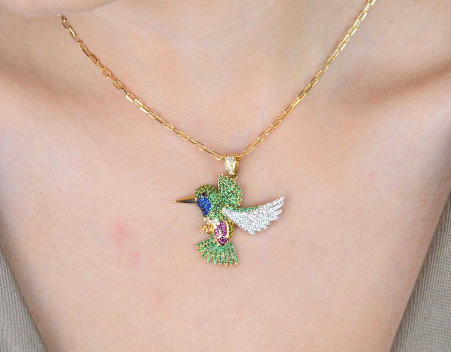 Złota zawieszka damska próba 585 w kształcie kolibra, ozdobiona kolorowymi cyrkoniami. Wymiary 3,7 cm x 4 cm, waga 4,51 g. Radość i szczęście w eleganckiej biżuterii.1.jpg