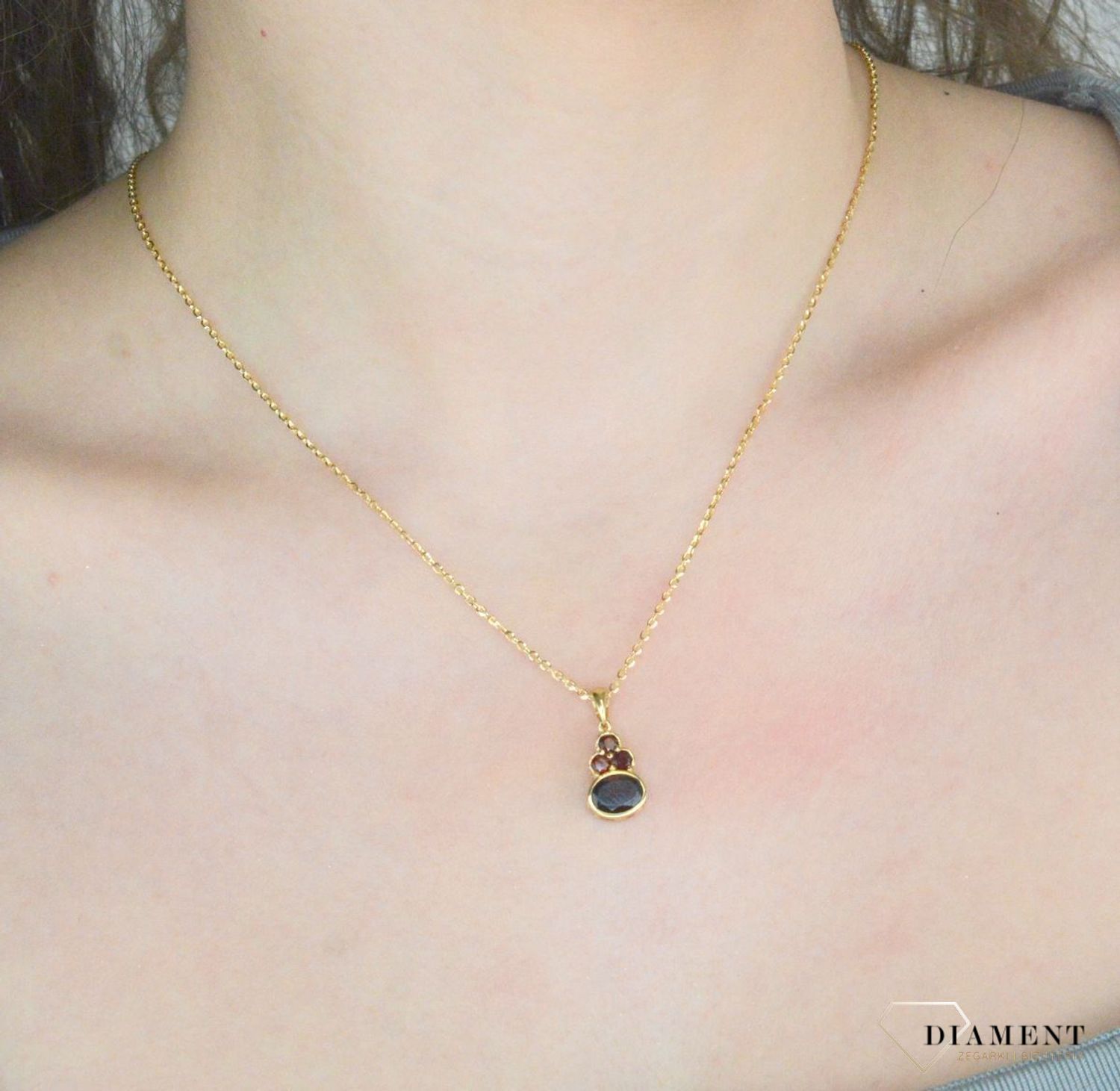 Zawieszka złota z rubinem pr 585, DIA-ZAW-11046-585 Wisiorek został wykonany z wysokiej jakości złota próby 585. Złoto to jeden z najpopularniejszych kruszców,1.jpg