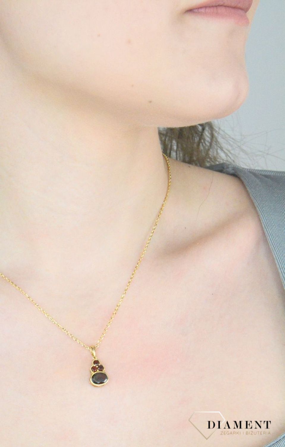 Zawieszka złota z rubinem pr 585, DIA-ZAW-11046-585 Wisiorek został wykonany z wysokiej jakości złota próby 585. Złoto to jeden z najpopularniejszych kruszców,1.jpg