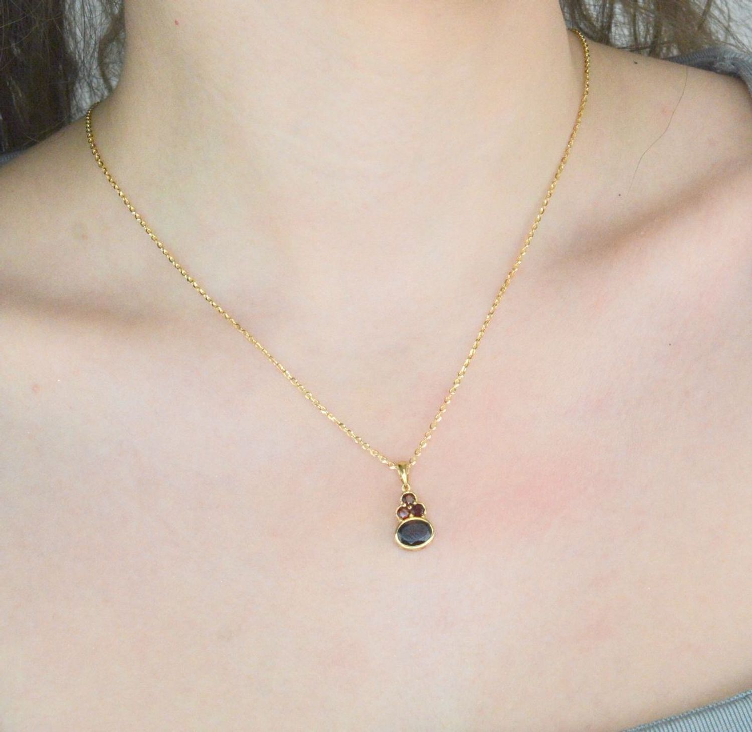 Zawieszka złota z rubinem pr 585, DIA-ZAW-11046-585 Wisiorek został wykonany z wysokiej jakości złota próby 585. Złoto to jeden z najpopularniejszych kruszców,1.jpg