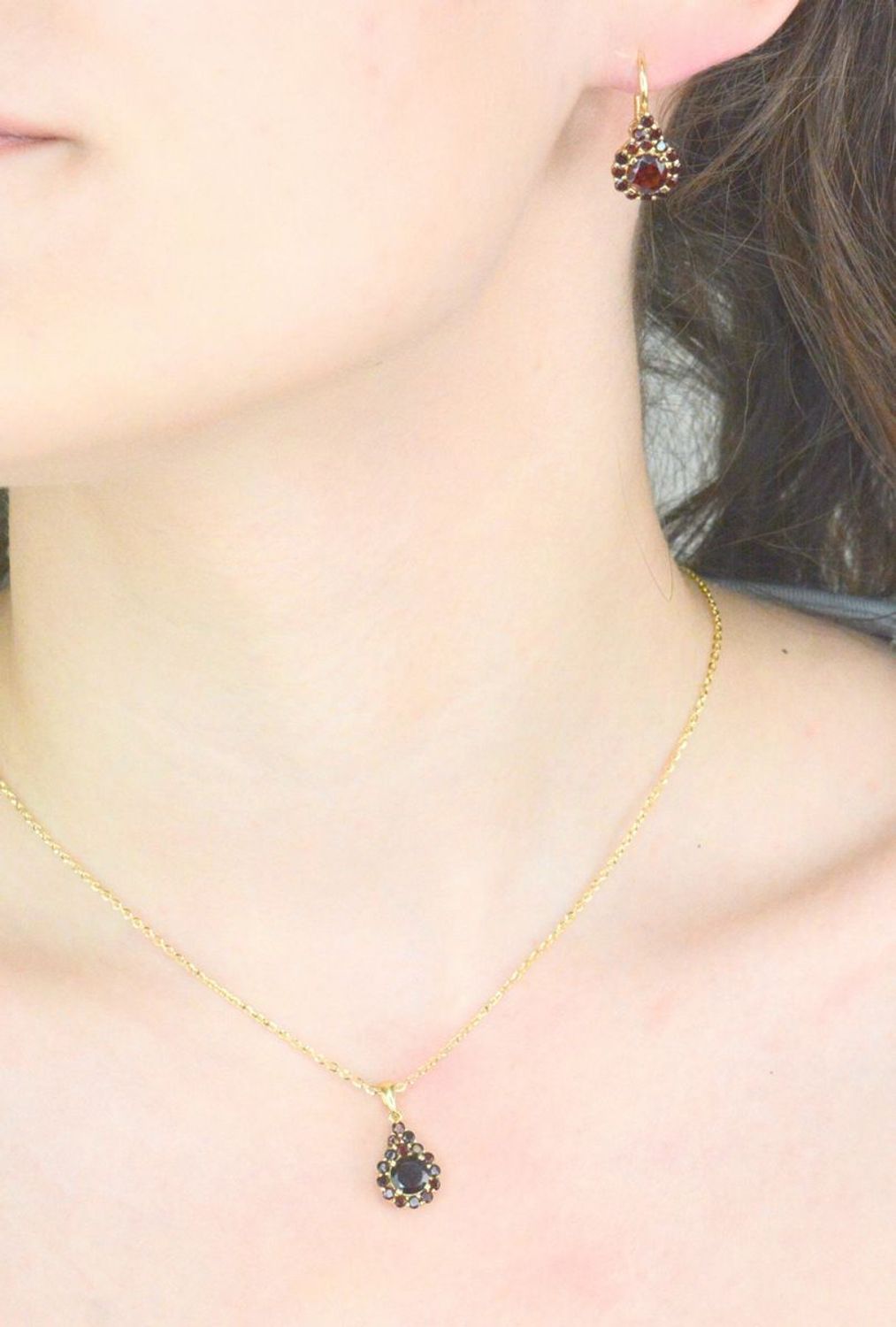 Zawieszka złota rubin pr 585, DIA-ZAW-11047-585 Wisiorek został wykonany z wysokiej jakości złota próby 585. Złoto to jeden z najpopularniejszych kruszców, cenione przez kobiety na całym świecie1.jpg