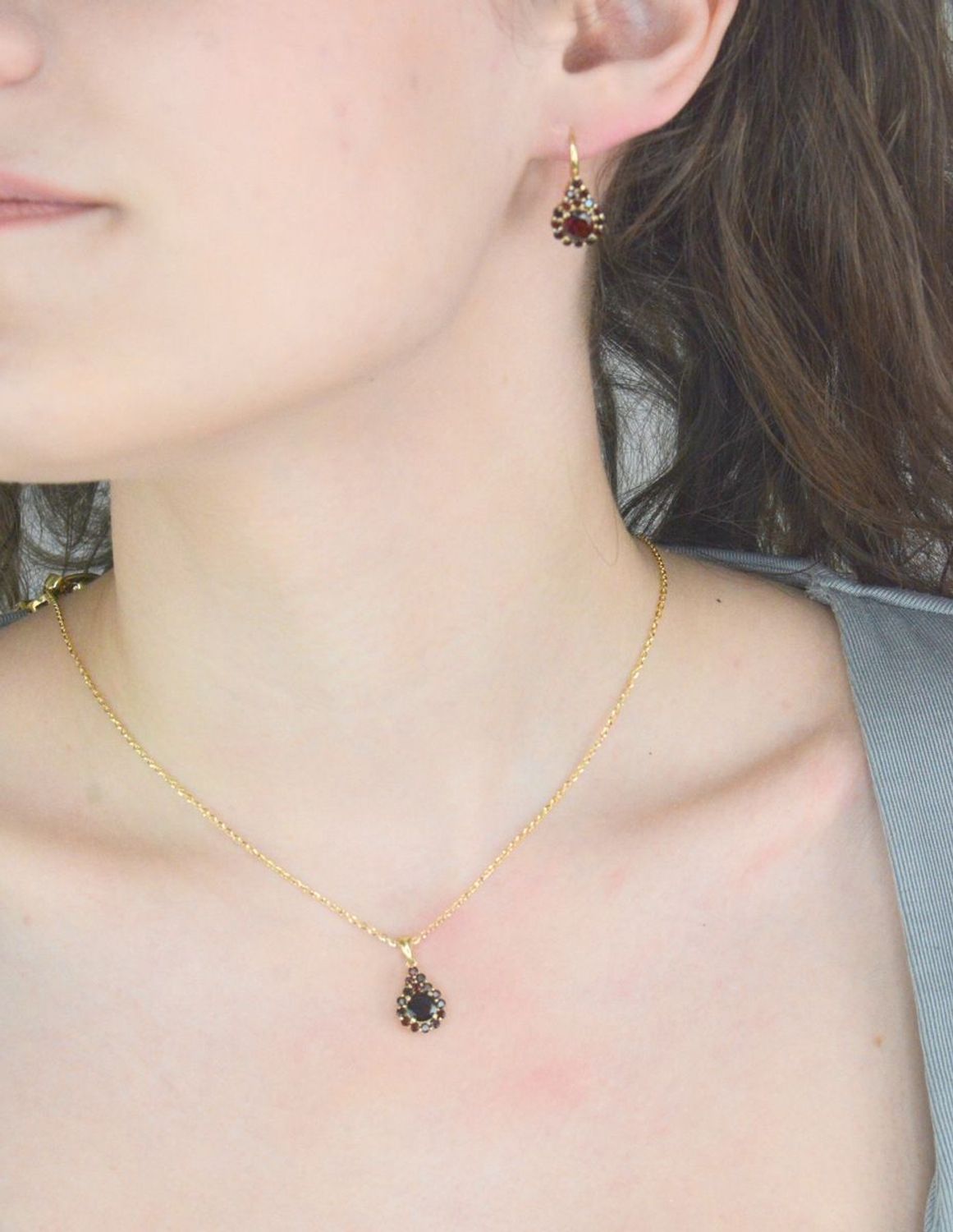 Zawieszka złota rubin pr 585, DIA-ZAW-11047-585 Wisiorek został wykonany z wysokiej jakości złota próby 585. Złoto to jeden z najpopularniejszych kruszców, cenione przez kobiety na całym świecie1.jpg