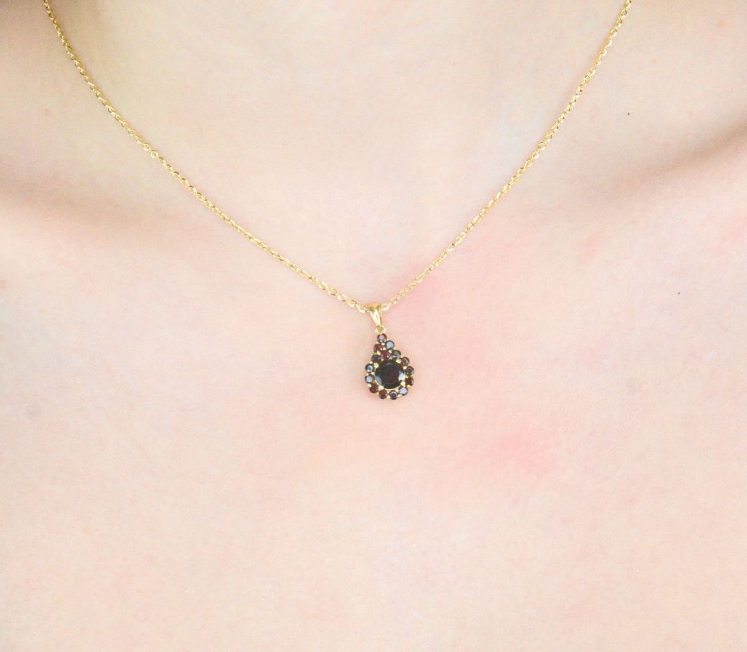 Zawieszka złota rubin pr 585, DIA-ZAW-11047-585 Wisiorek został wykonany z wysokiej jakości złota próby 585. Złoto to jeden z najpopularniejszych kruszców, cenione przez kobiety na całym świecie1.jpg