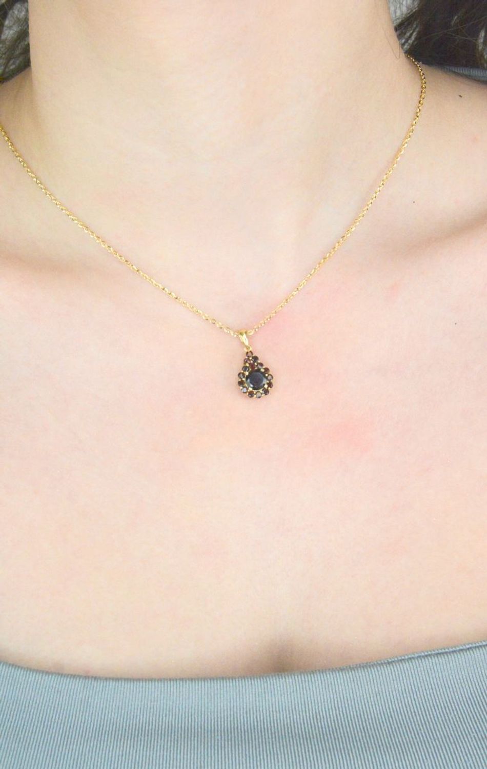 Zawieszka złota rubin pr 585, DIA-ZAW-11047-585 Wisiorek został wykonany z wysokiej jakości złota próby 585. Złoto to jeden z najpopularniejszych kruszców, cenione przez kobiety na całym świecie1.jpg